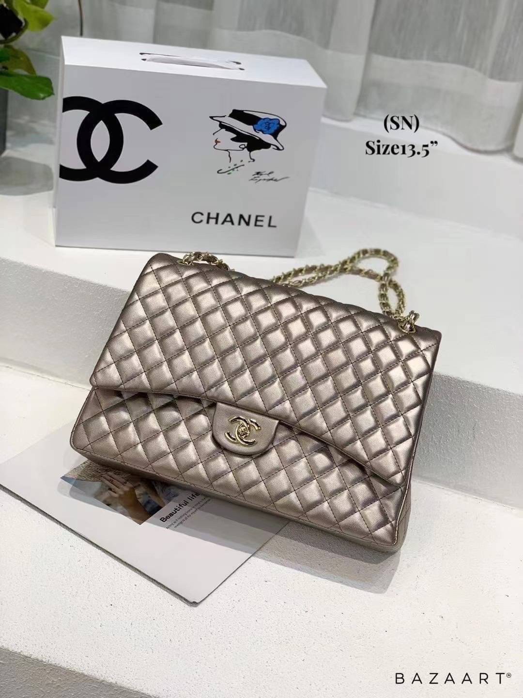 CHANEL MAXI CLASSIC 13.5" กระเป๋าสะพายทรงคลาสสิคใบใหญ่ จุของได้เยอะมากๆ งานสวยหรูมาแต่ไกล สวยงามไม่ผิดหวังค่ะ