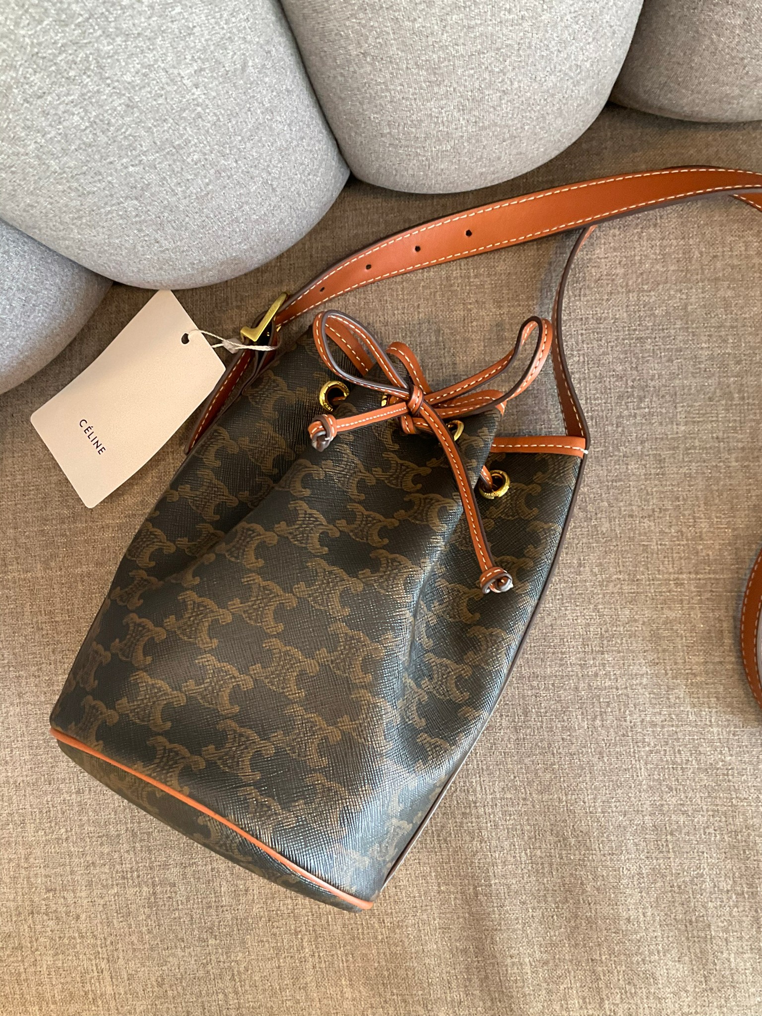 CELINE SMALL DRAWSTRING BAG IN TRIOMPHE ในรุ่นนี้ได้รับคำชื่นชมจากแฟชั่นกูรูทั้งหลาย เนื่องจากมีรูปทรงที่สุดแสนจะเรียบง่าย มีช่องใส่ของที่กว้าง ตัวกระเป๋าเป็นแบบหูรูด ช่วยให้เปิด-ปิดง่าย สะดวกต่อการใช้งาน