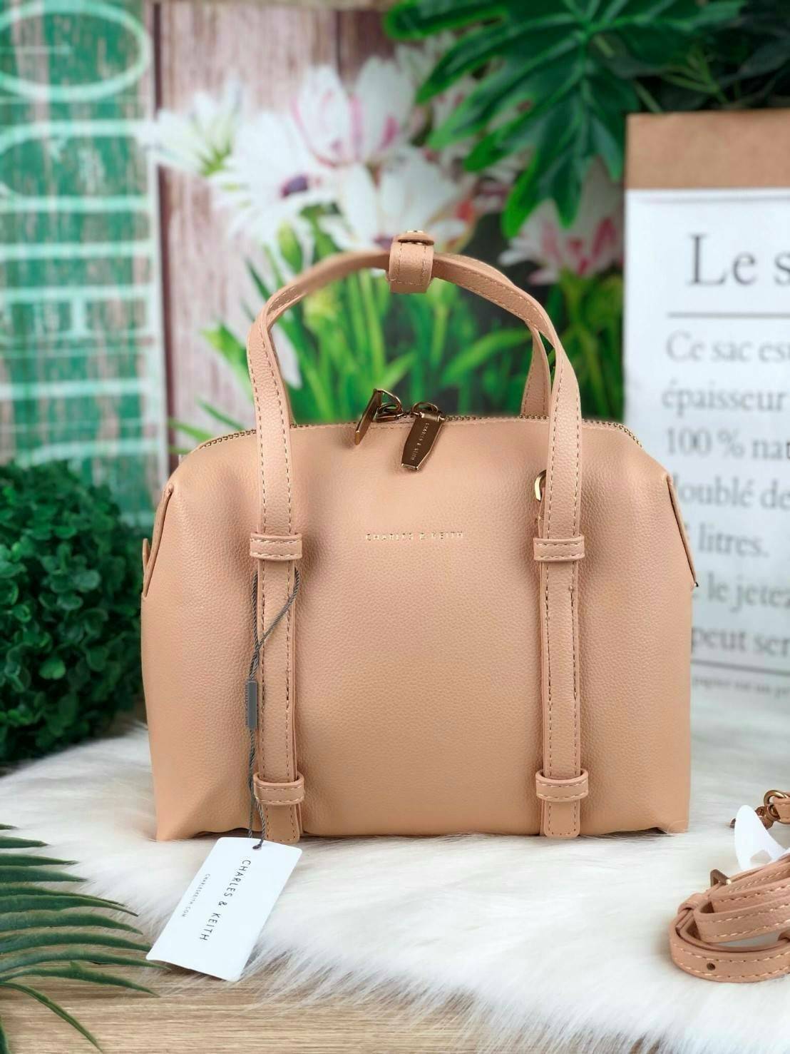 New!! CHARLES & KEITH BOWLING BAG รุ่นใหม่พร้อมส่งชนช็อปค๊า!!! กระเป๋าถือ/สะพายอยู่ทรงสวย ทรงโบวริ่งใบน่ารัก มีหมุดรองฐานทั้ง 4 มุม เปิดปิดด้วยซิปคู่ด้านบน ด้านในมีช่องซิป 1 ช่อง เห็นใบแค่นี้แต่จุของได้เพียบนะคะ:) ใส่กระเป๋าเงินใบยาวได้, iPhone plus , iPa