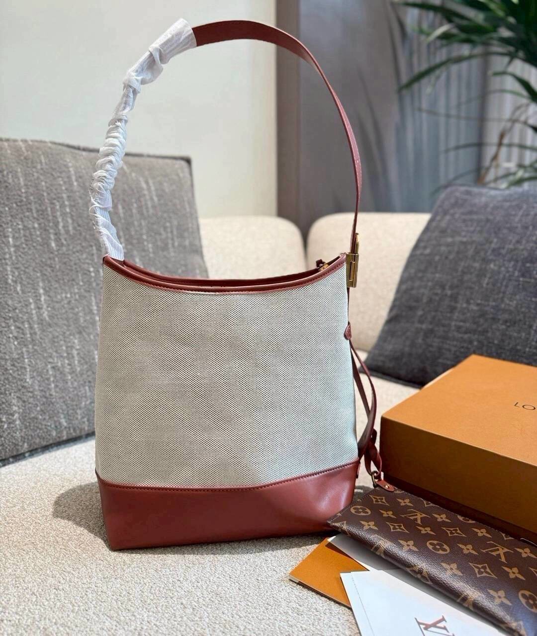 LV Low Key Hobo PM Bag กระเป๋าสะพายทรงโท้ทรุ่นใหม่ งานคอตตอนแคนวาส เผยความเรียบหรูมีระดับด้วยรูปทรงเรียบง่ายและงานฝีมือประณีตไร้ที่ติ ประดับแม่กุญแจสัญลักษณ์สุดไอคอนิก