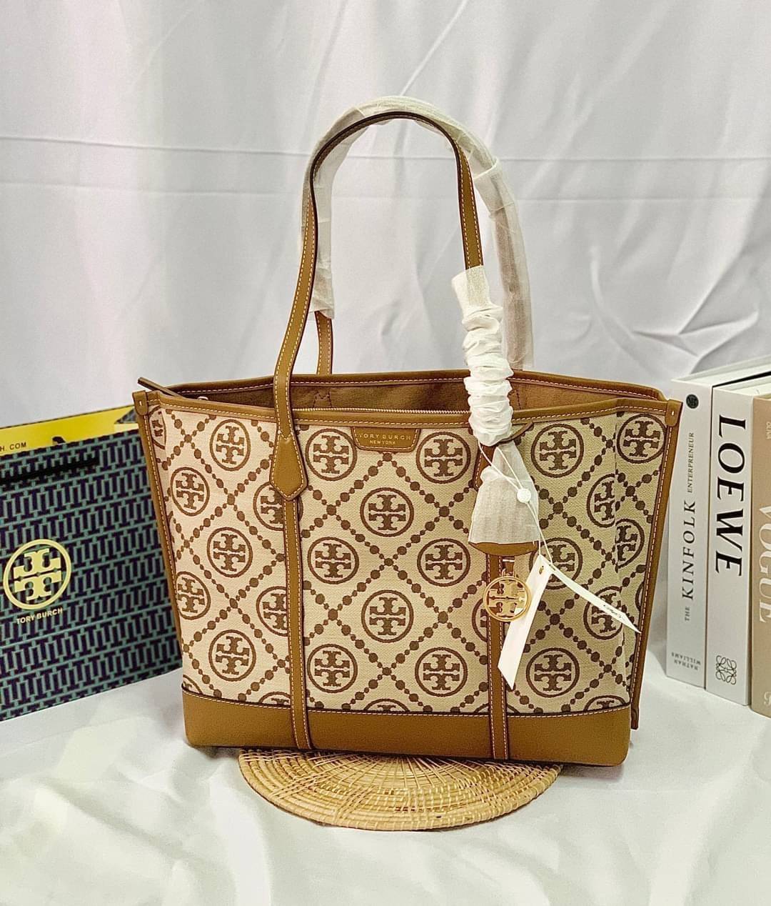 OUTLET 】หลงรักใบใหญ่ ได้ไปไม่ผิดหวังแน่นอนจร้าา😘 TORY BURCH T MONOGRAM JACQUARD TOTE BAG กลับมาอีกครั้ง พร้อมสีออกใหม่! พร้อมส่งค่ะ! กระเป๋าหิ้ว//สะพายไหล่ ใบใหญ่ แต่น้ำหนักเบา วัสดุJacquardทอลายแบรนด์+หนังแท้ ได้ลงตัวและร่วมสมัยมากๆค่ะ มีป้ายอะไห