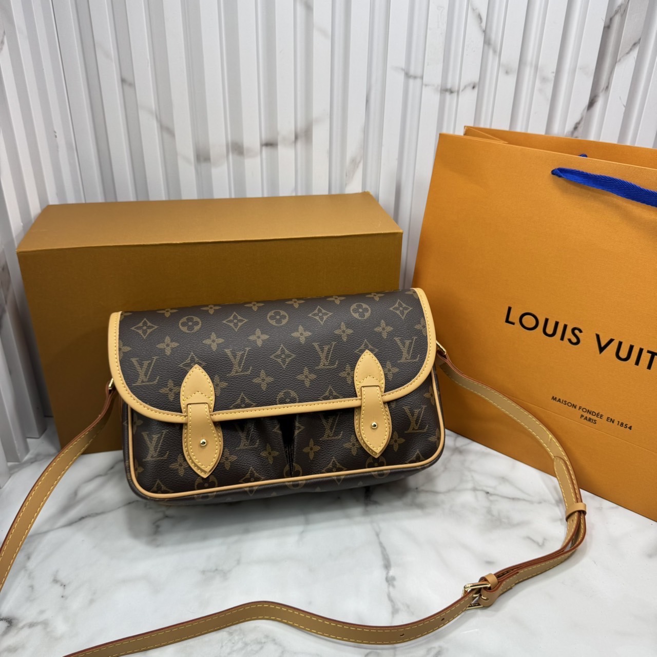 ORI หนังแท้ | LV Satchel Messenger Bag กระเป๋าสะพายทรงแมสเซนเจอร์ ดีไซน์วินเทจสุดไอคอนิกยุค'90s รังสรรค์จาก Monogram แคนวาส แต่งขอบหนัง ได้แรงบันดาลใจจากกระเป๋ารุ่น Gibecière ใช้งานในทุกวันกับทุกลุค