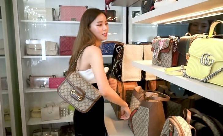 Gucci Horsebit Shoulder Bag กระเป๋าสะพายไหล่ วัสดุผ้าใบ GG Superme ตัดแต่งหนังแท้ สายสะพายไหล่ปรับระดับได้ ด้านในมี 1 ช่องซิป อะไหล่ทองหรูหรา ดาราเซเลปใช้เพียบ ไม่มีเอ๊า เรียบหรูดูแพงสุดๆค่า