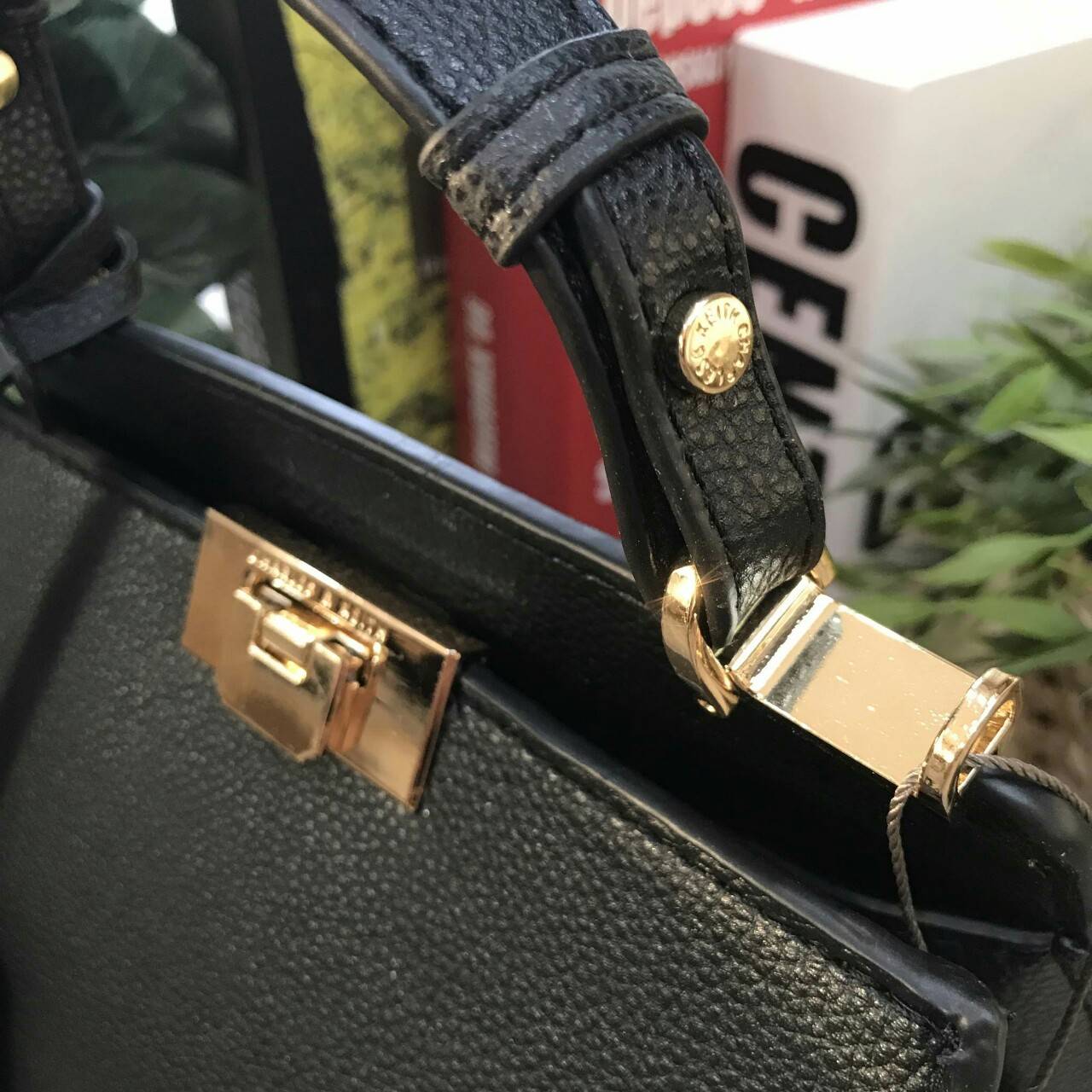 CHARLES & KEITH ANGULAR PUSH-LOCK HANDBAG 2018 กระเป๋าถือหรือสะพายคอลเลคชั่นใหม่ หนังสวยอยู่ทรง ขนาดกำลังดี น้ำหนักเบา มาพร้อมTag ห้อยที่หูกระเป๋า หูจับถนัดมือ สายสะพายยาวถอดได้ ปรับระดับได้ เปิดปิดด้วยตัวล็อคพับอะไหล่ทองปั๊มโลโก้ ภายในกว้างสามารถใส่กระเป