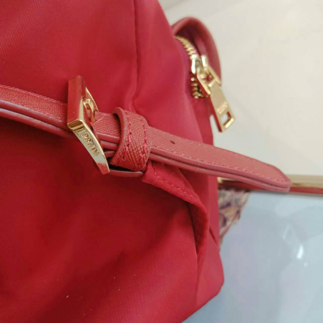 PRADA MINI BACKPACK with chain จากพรีเมี่ยมกิ้ฟจากเคาน์เตอร์แบรนด์วัสดุ Nylon เนื้อหนาคุณภาพดีตามแบบฉบับของแบรนด์ ขนาดมินิน่ารักเว่อร์ เปิดปิดด้วยฝากระดุม น้ำหนักเบา ภายในมี1ช่องซิป ซับใน Polyester 100% มาพร้อมหูหิ้วและสายสะพายเลื่อนปรับได้ ตัวจริงสวยมากๆ