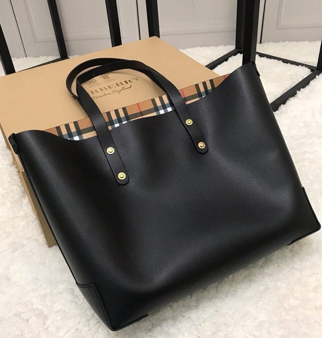 VIP 🥂 BURBERRY FRAGRANCES TOTE BAG VIP รุ่นแนะนำ ดีไซน์สวยโดดเด่นหนังสีดำขึ้นเทคเจอร์ด้านหน้ามีโลโล้แบรนด์ ภายในลายวินเทจสุดคลาสสิค โล่งกว้างมีช่องซิปเล็กและโลโก้ด้านใน สามารถใส่เอกสาร A4 Notebook ipad สัมภาระได้เยอะจุใจ หูหิ้วหนังจับถนัดมือสะพายไ