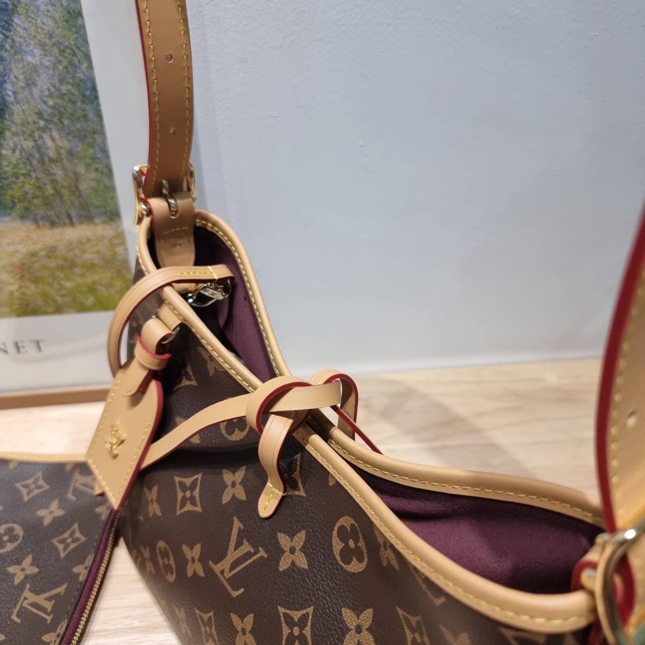LV CARRYALL MINI BAG รุ่นลิมิเต็ดที่สาวๆตามหา มาในไซส์มินิ ขนาดโคตรน่ารักน่าใช้! กระเป๋าสะพายไหล่ทรงสวย ดีไซน์เรียบง่ายคลาสสิค หรู ดูผู้ดี รูปทรงใช้งานง่าย มาพร้อมใบลูก