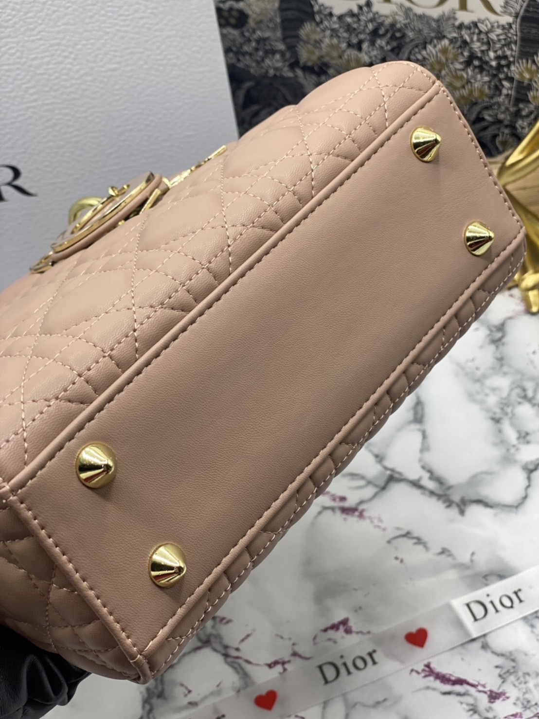 หนังแท้ DIOR LADY BAG 20cm ความสง่างามอีกหนึ่งรุ่นของ Dior รูปทรงสีเหลียม ขนาดกระทัดรัด ตั้งอยู่ทรง ฐานกระเป๋าแข็งแรง มีหมุดรองฐาน ดีไซน์ที่มีเอกลักษณ์เฉพาะตัว ด้านหน้าตกแต่งด้วยตัวอักษร D.I.R ห้อยเป็นพวงกุญแจ จะถือด้วยมือหรือสะพายไหล่ก็ดูดีมากๆ ค่ะ