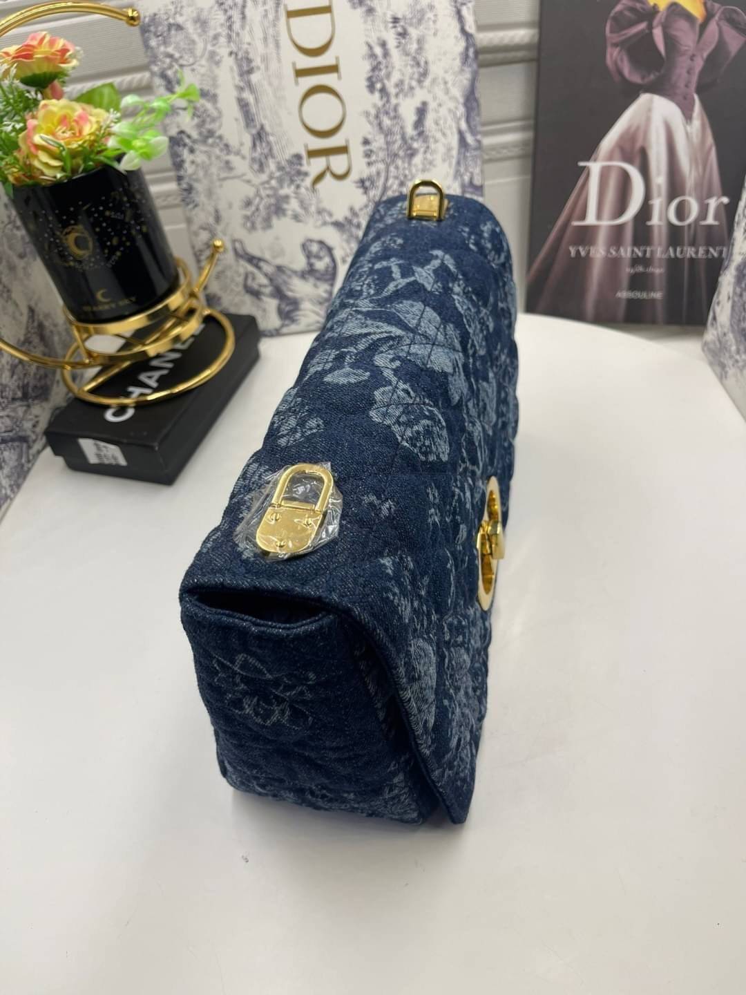 หนังแท้ Large Dior Caro Bag Blue Dior Flowers Cannage Denim กระเป๋าสะพายทรงกล่องเปิดหน้า งานหนังแท้และเดนิมแจ็กการ์ดอย่างดี แต่งอะไหล่CD ด้านหน้า มาพร้อมสายสะพายหนังสลับโซ่อะไหล่ทองหรูหรา สามารถปรับระดับได้ ถอดออกได้ ภายในโล่งกว้างจุของได้เยอะ ภาพสินค้าถ่