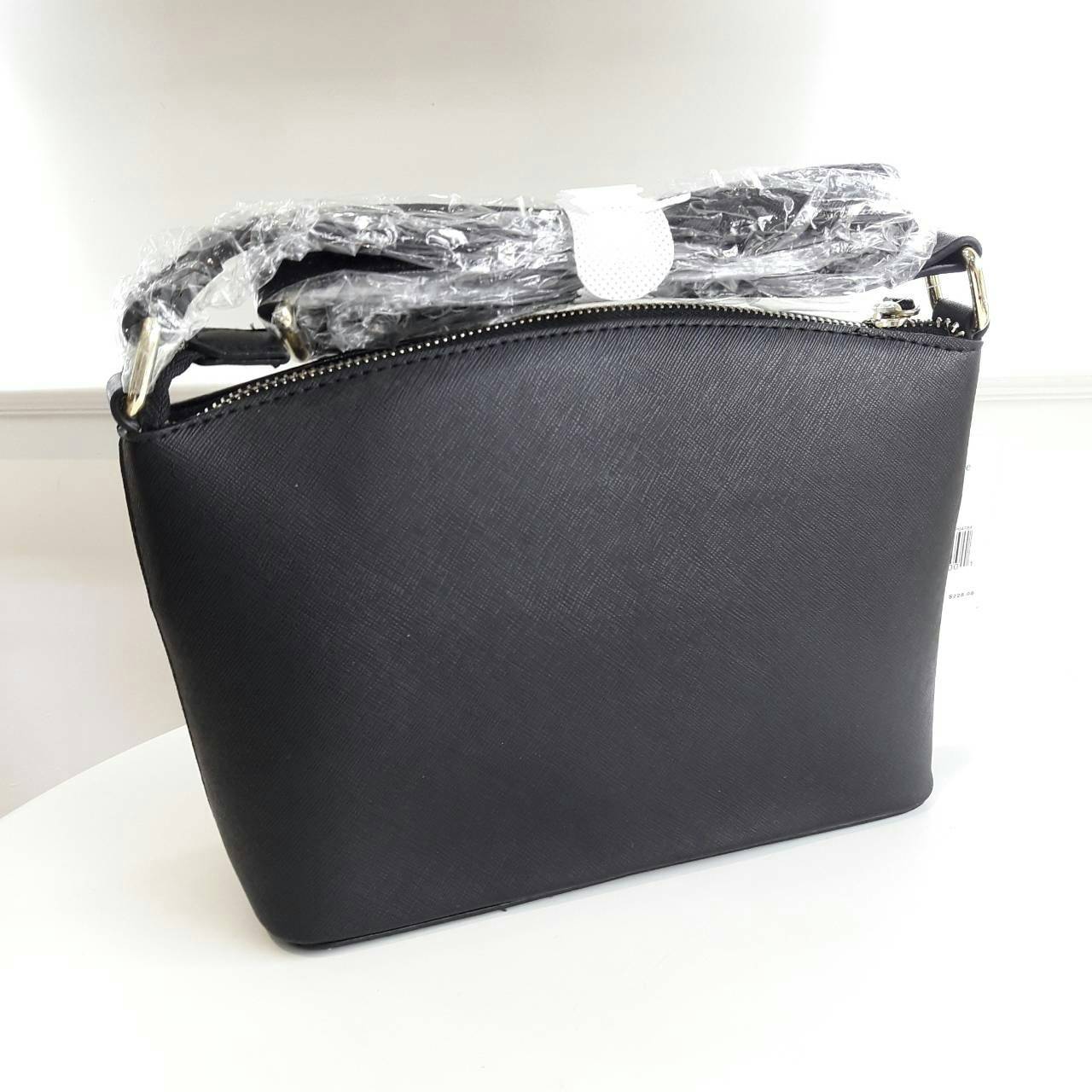 Kate Spade New York Mini Cross Body Bag กระเป๋าถือหรือสะพายหนัง Saffiano สวยหรูอยู่ทรงสไตล์ PRADA ด้านหน้าประดับโลโก้สีทองสวยไฮโซ มาพร้อมสายสะพายยาวปรับได้ ภายในมีช่องซิปและช่องเล็ก ซับในอย่างดีสกรีนลายตามแบบฉบับของแบรนด์ภายในกว้างจุใส่กระเป๋าสตางค์ใบยาวข