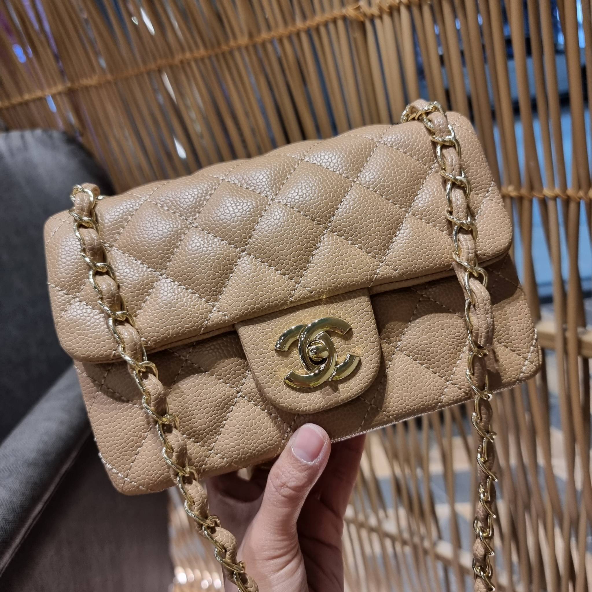 VIP 】3สี คัมแบคทูสต็อค!! จัดมาแน่นๆ พร้อมสีรับความเฮง!! พรีเมี่ยมจากแบรนด์ Chanel vip สุดพิเศษจากเคาน์เตอร์ กระเป๋าสะพาย หนังสังเคราะห์ลายคาร์เวีย หรูหราทั้งอะไหล่เงินและอะไหล่ทอง สะพายแล้วขับผิวมากๆใบนี้ เปิด-ปิดกระเป๋าด้วยตัวบิดล็อค ภายในกระเป๋าบุหนังสี