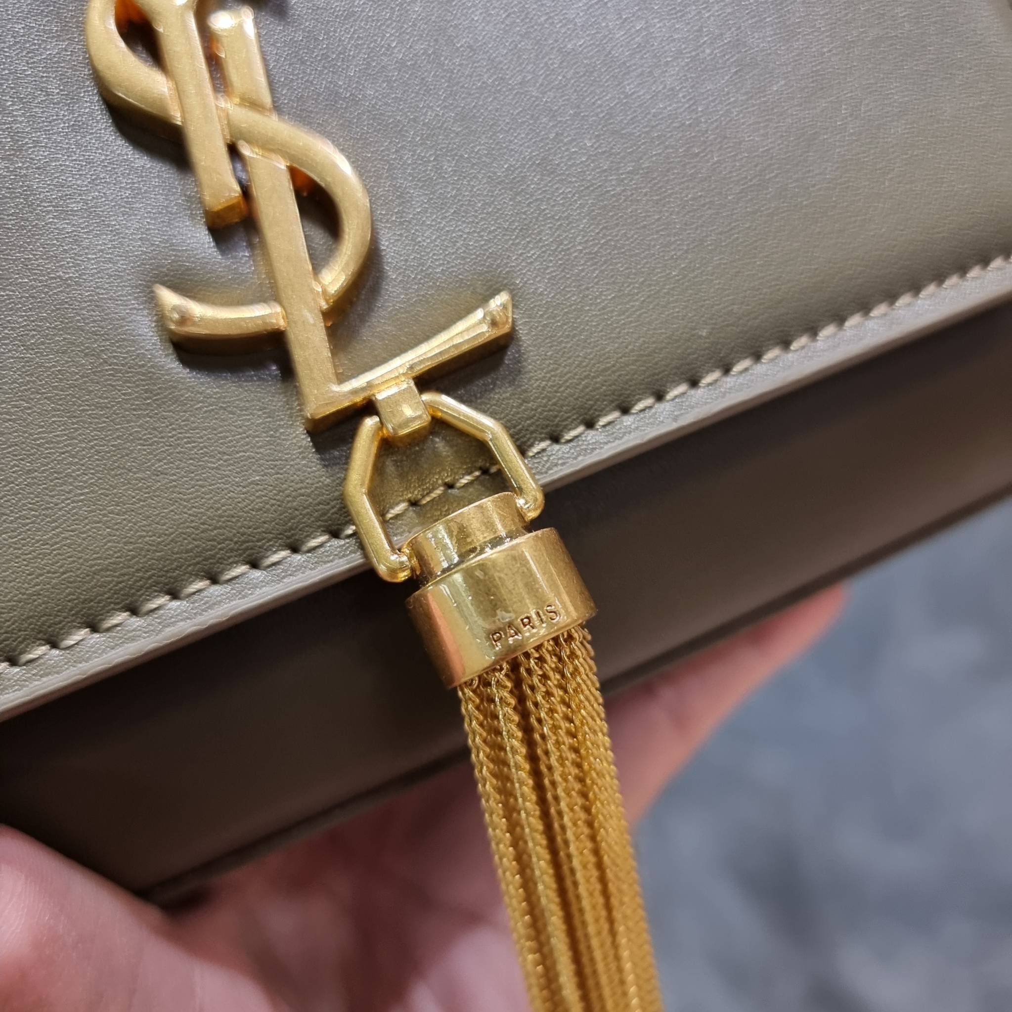 Yves Saint laurent small kate bag สุดหรู ทรง woc ที่แสนจะฮอตปรอทแตก ดีไซน์เรียบ แต่แอบมีดีเทลความหรูที่พู่ห้อยสีทองโดดเด่น เพิ่มความแพงอีกหนึ่ง วัสดุหนังแท้สัมผัสดีงาม ใช้งานง่ายเพียงแค่เปิด-ปิดด้วยกระดุมแม่เหล็ก ภายในเป็นช่องโล่ง มีช่องใส่บัตร ใส่มือถือ 