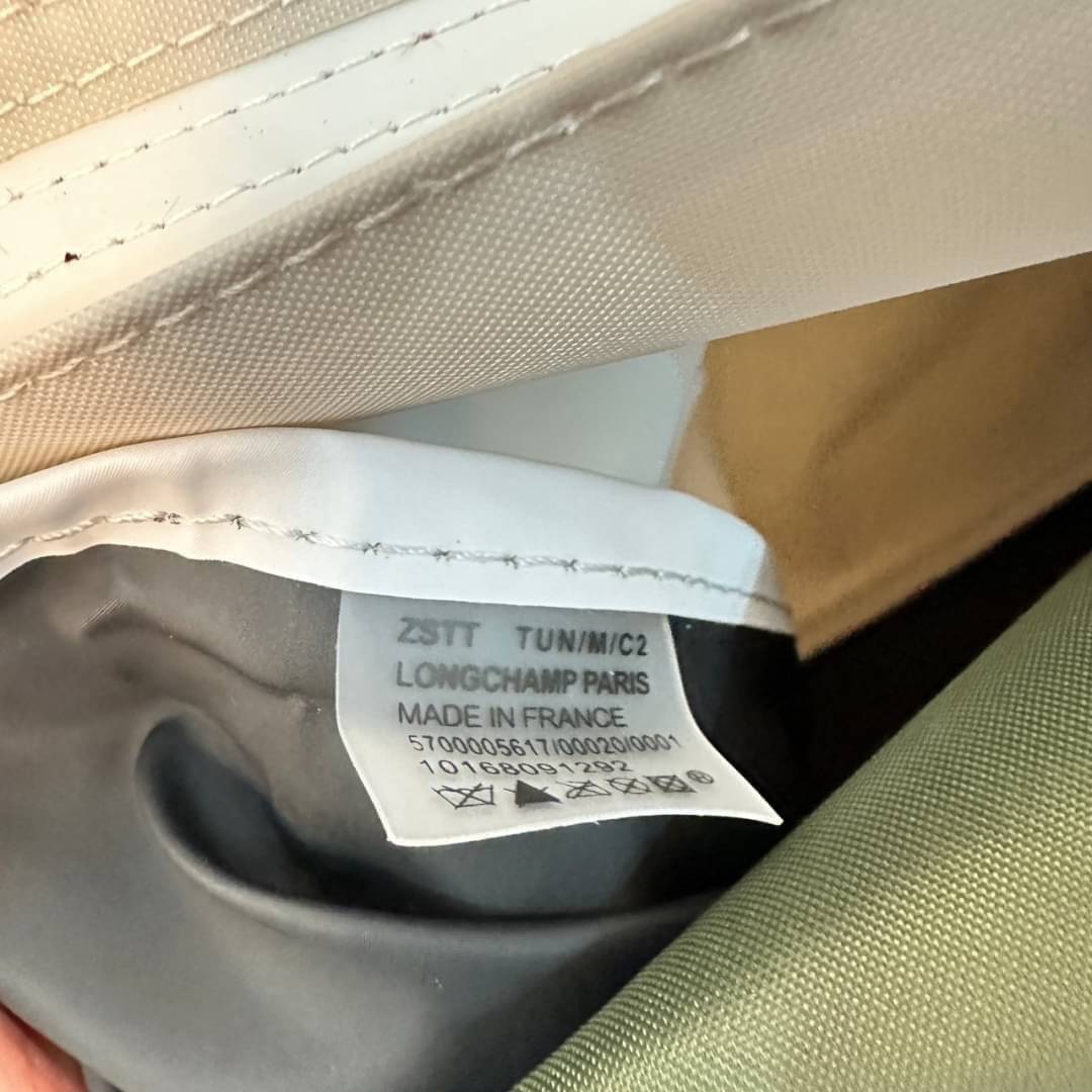 LONGCHAMP LE PLIAGE RE-PLAY TOP HANDLE BAG สินค้ารุ่นลิมิเต็ด collection สุดปัง ซื้อใบเดียวเหมือนได้2 ใบ กระเป๋าสะพายแนวตั้งที่กว้างขวาง มีเอกลักษณ์เฉพาะตัวแต่มีดีไซน์ที่น่าดึงดูด