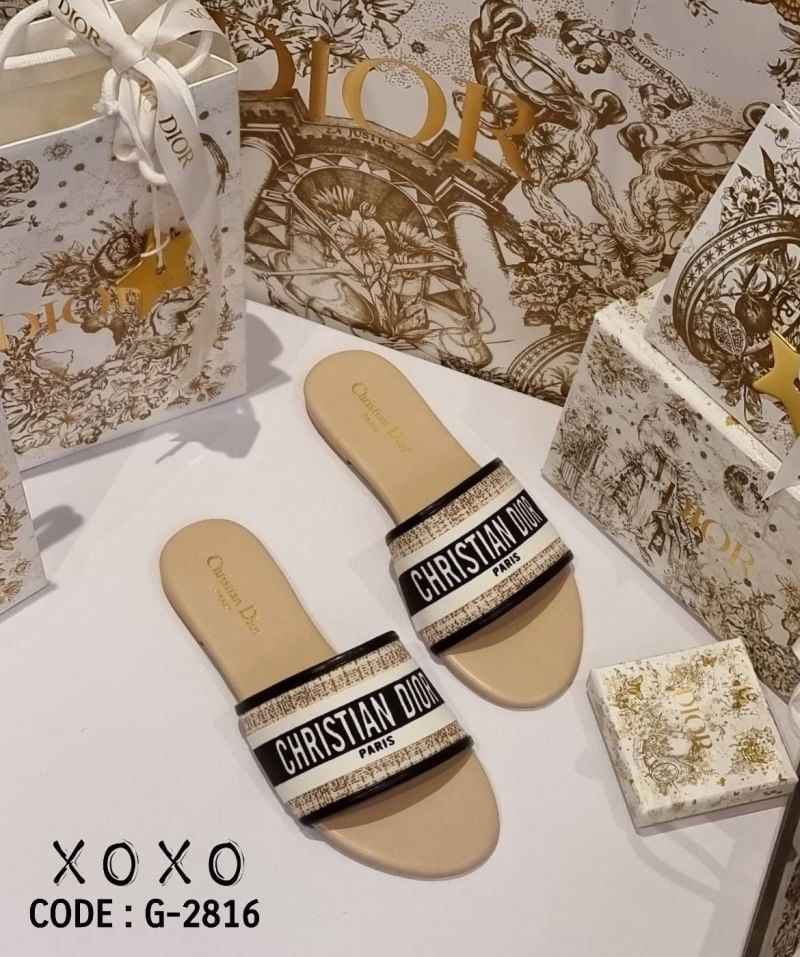 Christian Dior รองเท้า งานสวม วัสดุผ้าทวีส ด้านหน้า มีโลโก้แบรนด์ว่าง สวย เก๋ ชนช้อป แมทส์ชุดง่าย น้ำหนักเบา