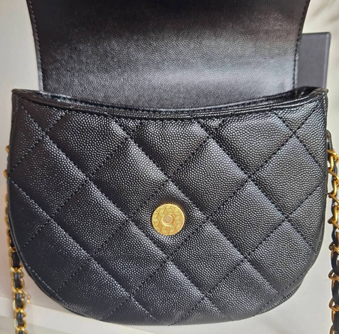 CHANEL VIP CROSSBODY CHAIN BAG กระเป๋าทรงครอสบอดี้ ที่กำลังมาแรงมาในตอนนี้ หนังพียูพรีเมี่ยมลายคาเวียร์ อะไหล่ทองวินเทจทั้งใบ ด้านหน้าประดับโลโก้หนูสุดหรู