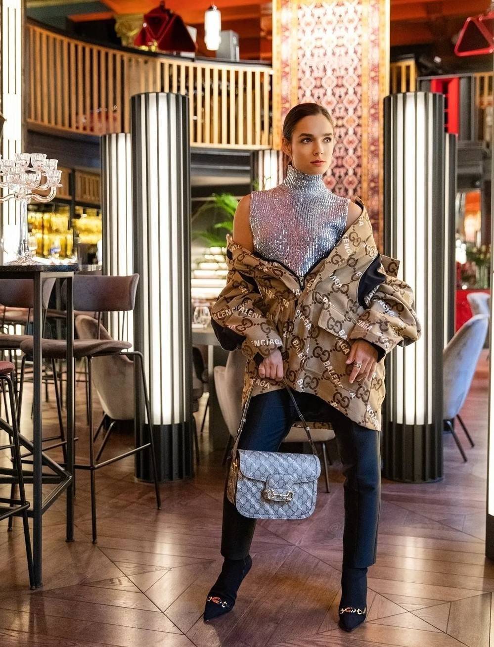 GUCCI x Balenciaga Horsebit 1995 รุ่นเด็ดสุด!! ฮ็อตสุด!! ที่ไม่ว่าใครก็ต้องรอคอย กับโปรเจคสุดเลิศ Balenciaga × Gucci strap shoulder bag กระเป๋าสะพายไหล่/สะพายข้าง ดีไซน์ใหม่ที่คอลแลบระหว่าง 2 แบรนด์สุดโต่งในเรื่องแฟชั่น รับรองความสวยไม่โป๊ะ วัสดุหนังแคนวา