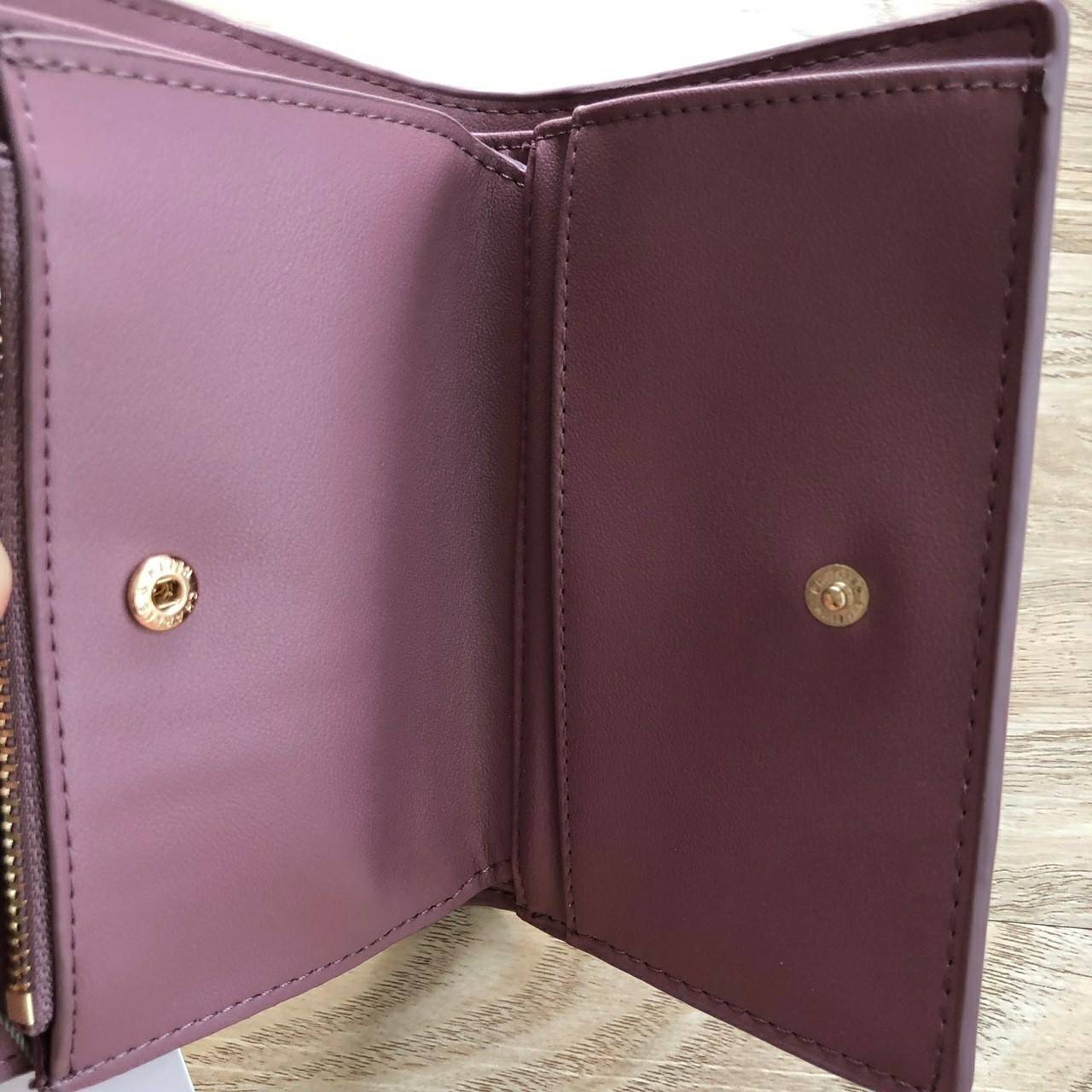 Charles & Keith Classic Snap-Button Wallet กระเป๋าสตางค์ใบสั้นพับ 2 ตอน ด้านหน้ามีโลโก้แบรนด์ เปิด - ปิดด้วยกระดุม ภายในมีช่องใส่ธนบัตร ช่องใส่บัตร และช่องซิปใส่เหรียญ