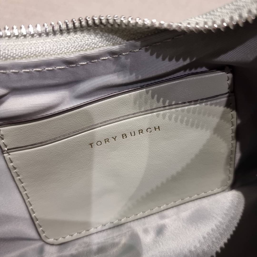 TORY BURCH MERCER NYLON SMALL SHOULDER BAG ใหม่ก่อนใคร!! กับคอลหวานๆ สดใสๆ กระเป๋าสะพายทรงโฮโบ ขนาดกะทัดรัด ฟังก์ชั่นการใช้งานจัดแบบเต็มที่ ด้วยสายสะพายถึง 3 เส้น สายโซ่คล้องแขน สายหนังแบบสั้นคล้องไหล่ และสายสปอร์ตเส้นใหญ่ ดูดี!! คุ่มแค่ไหนคิดดู!! วัสดุผ้