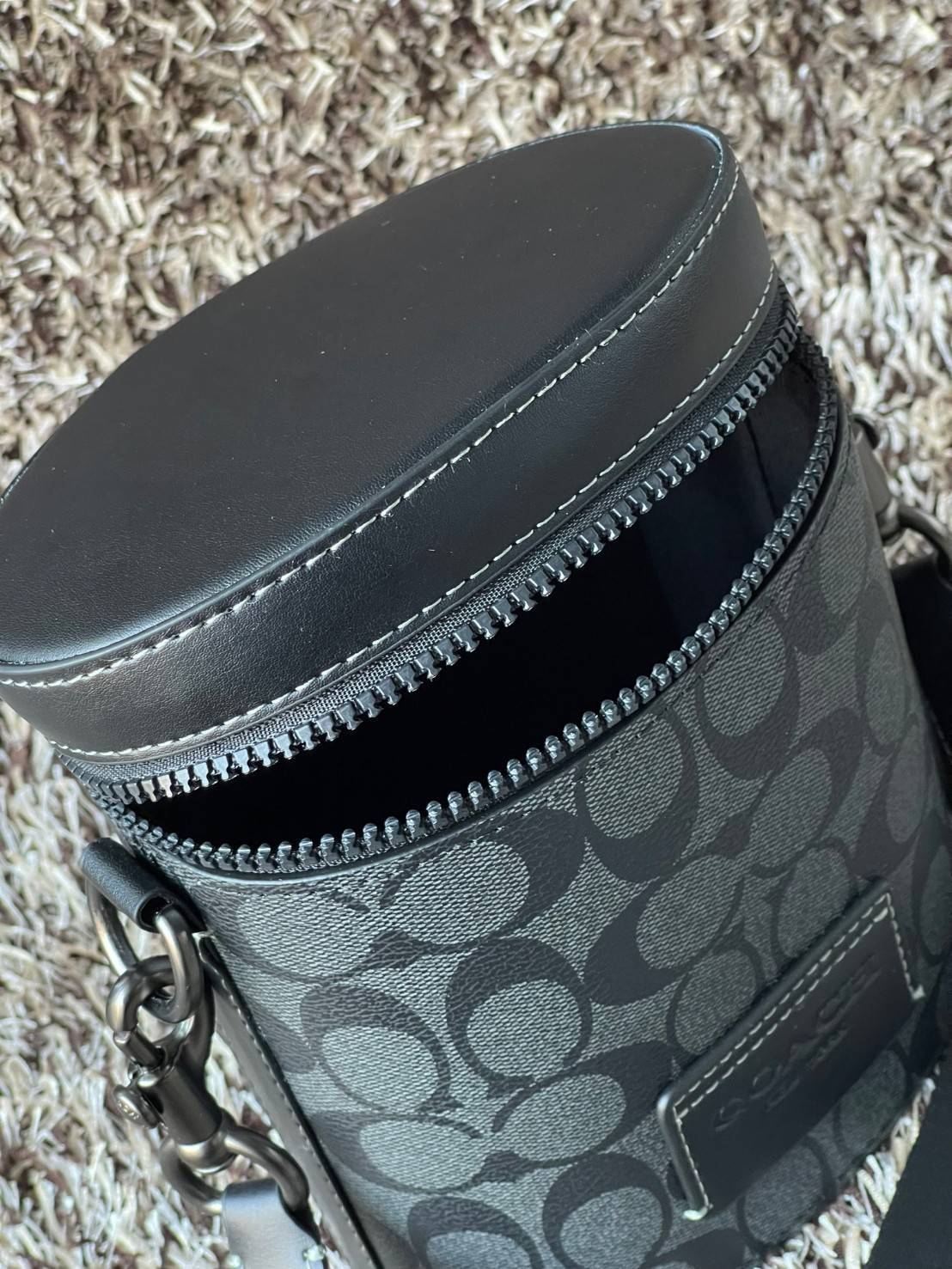 Coach Barrel Crossbody In Signature Canvas C9843 กระเป๋าถือสุดชิคตามแบบฉบับของ Coach ใบนี้หยิบมาแมตช์กับเสื้อผ้าได้ง่ายมาก ใช้งานได้แบบยูนิเซท ทั้งชายและหญิง เพราะมีดีไซน์ที่เรียบเก๋