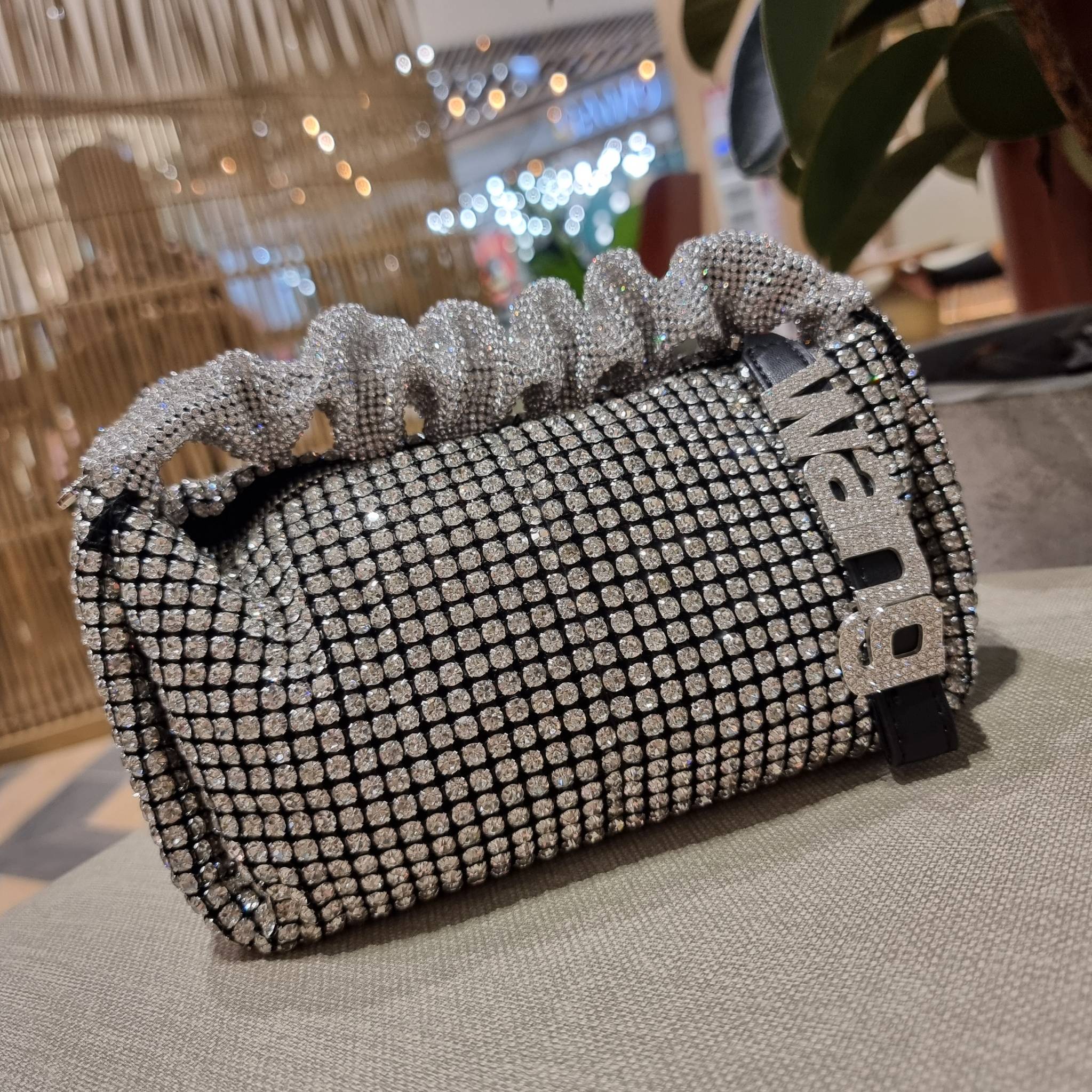 ALEXANDER WANG EXCLUSIVE POUCH IN RHINESTONE MESH ใหม่ล่าสุด เอ็กซ์คลูซีฟไอเท็ม ที่หรูเลิศกว่าใคร กระเป๋าพอชตกแต่งพลอยเทียมรอบใบ ยันหูจับ!! หรูหรา โดดเด่น ดูแพง ด้วยการตัดเย็บเรียงร้อยลงบนตาข่ายเนื้อละเอียด ทำให้ดูดีมีราคางดงามจริงๆ ดีไซน์ทรงพอช ถือใช้งาน