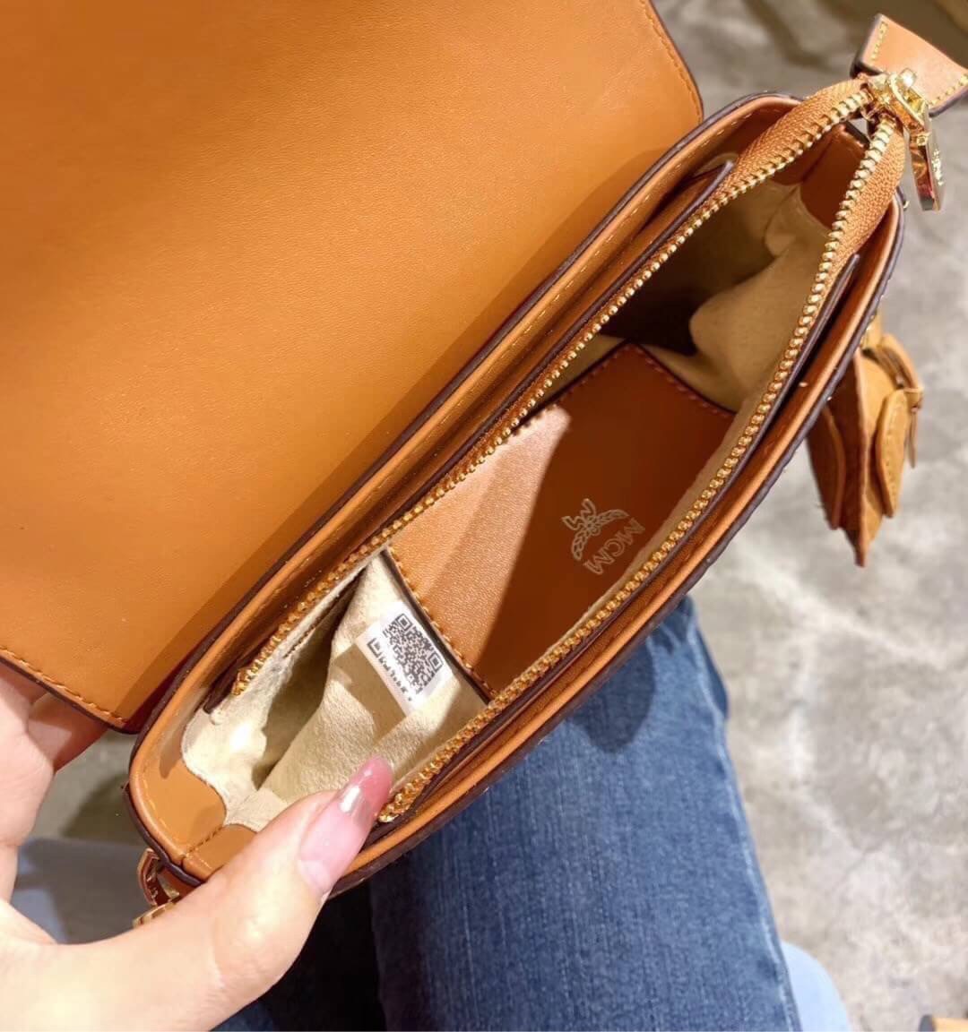 M.C.M set New Handbag Leather Messenger Bag กระเป๋าสะพายข้างทรงสวย ใหม่ล่าสุด รุ่นนี้สวยมากคะ มาพร้อมอะไหล่ห้อยกระเป๋าเกร๋ๆ กระเป๋าสตางค์ใบเล็ก พร้อมกล่องครบเซ็ท พร้อมเสิร์ฟให้สาวๆได้สวยถึงบ้านแล้วน้า
