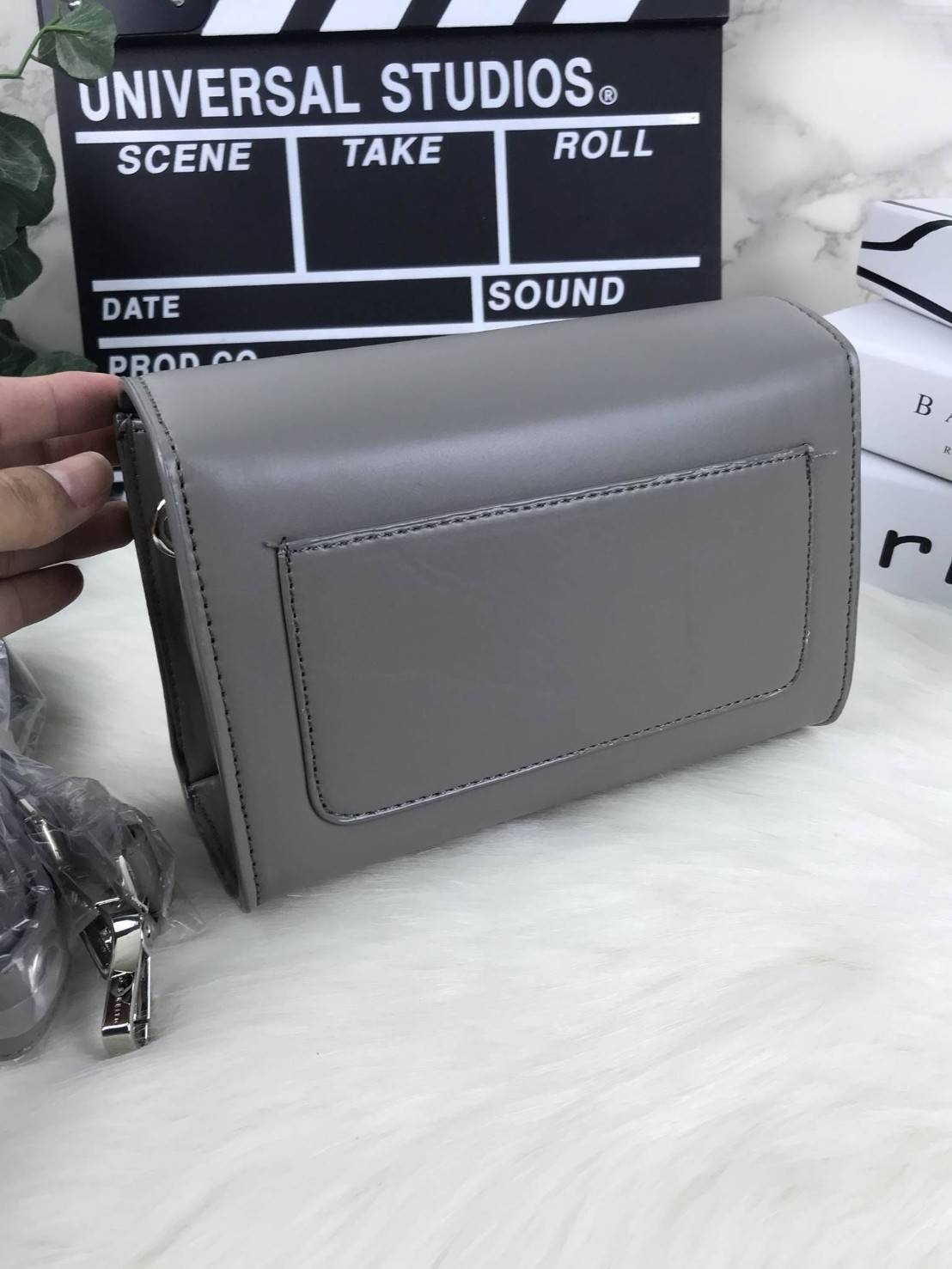 CHARLES AND KEITH CIRCULAR BUCKLE CROSSBODY BAG กระเป๋าสะพายครอสบอดีทรงคลัช ใบเล็กหนังเรียบสวย กระเป๋าสะพาย crossbody หนัง PU เรียบสวย สามารถถอดสายถือแบบคลัชได้ ด้านหน้าประดับด้วยตัวล็อค สุดเก๋ เป็นแผ่นกลมสีทองและสีเงิน ปั๊มแบรนด์ มาพร้อมสายสะพาย สามารถปร