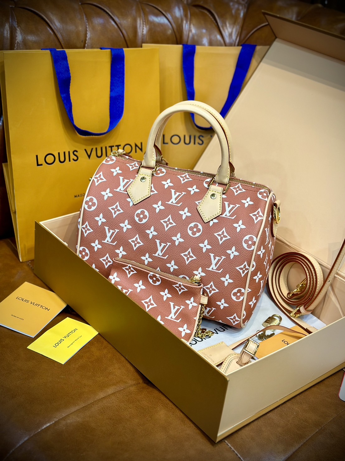 LV Speedy P9 Bandoulière 25 กระเป๋าสะพายสปีดี้รุ่นใหม่หรูหรา กระเป๋าทรงหมอนท็อปฮิตดีไซน์ใหม่ต้อนรับฤดูร้อน โดดเด่นด้วยการตกแต่งลายพิมพ์สดใส รูปทรงสวยตลอดกาล