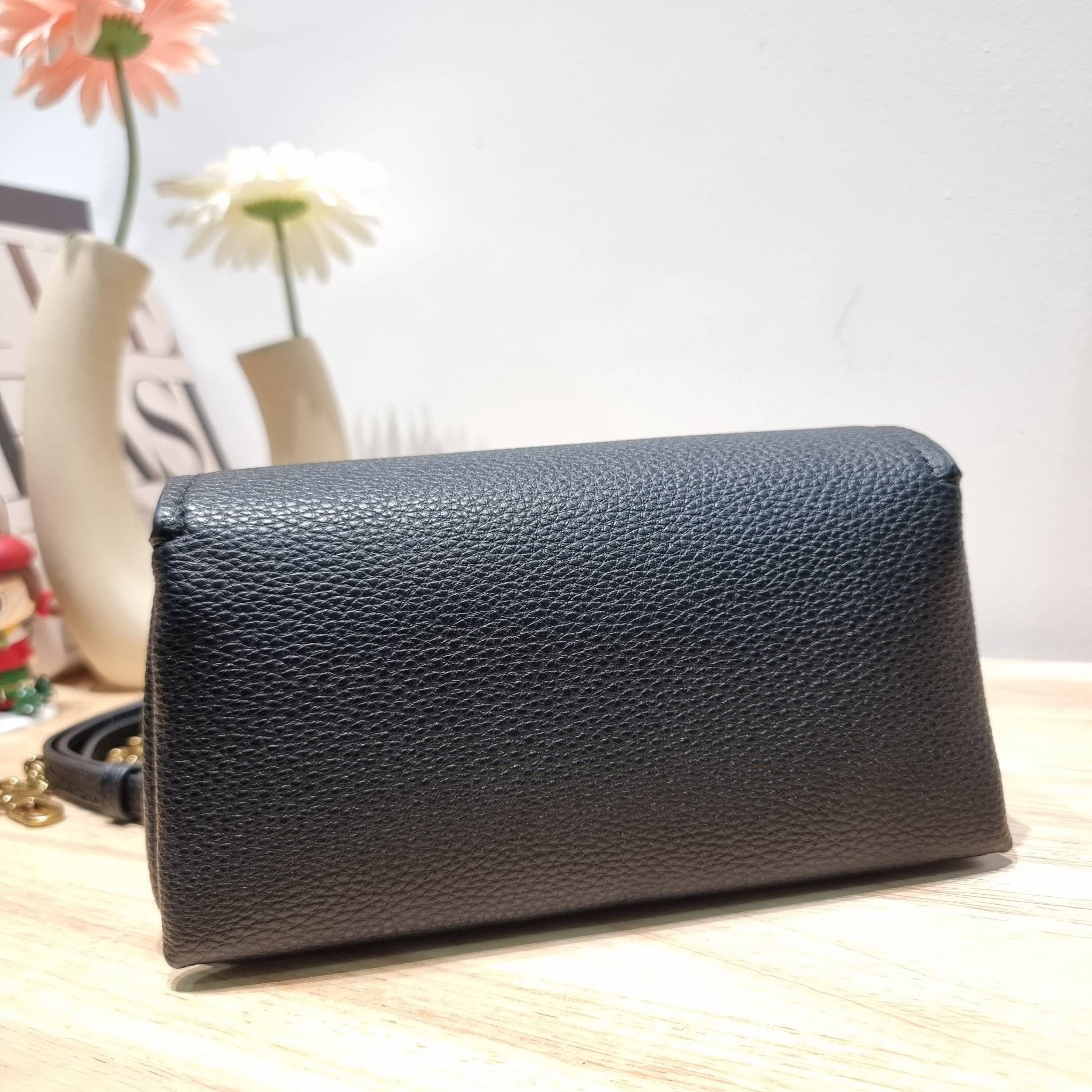 TORY BURCH LIMITED-EDITION MINI BAG รุ่นลิมิเต็ด ที่ sold out ไปแล้วหลายช็อป มีมาให้ช้อปที่นี่! กับกระเป๋าสะพายข้างทรงผู้ดี ไซส์มินิ ที่ผลิตมาในจำนวนจำกัด โดดเด่นด้วยอะไหล่ทองคลาสสิคหรูหรา และสายสะพายโซ่สลับหนัง ทำให้สะพายได้โดยไม่เจ็บไหล่