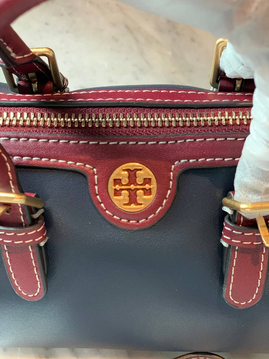 TORY BURCH T Monogram Color-block Barrel Duffle พร้อมส่งที่ไทย สวยก่อนใคร ใบใหญ่ ใส่จุไปเลยจ้าา😘 ✔️กระเป๋าทรงหมอน วัสดุหนังแท้ชั้นดีที่สุด หนังเรียบนิ่มสวย ✔️เปิดปิดกระเป๋าด้วยซิปคู่แบบมีหนังห้อย ภายในกว้างมากสำหรับไซด์นี้ หายห่วงไปเ