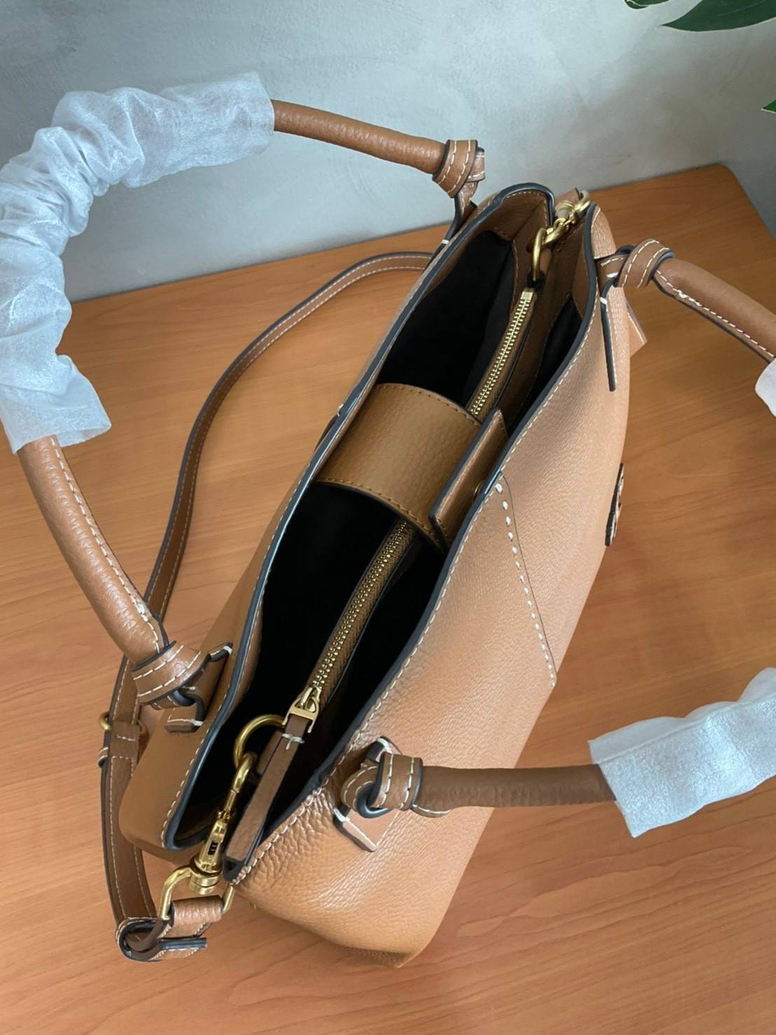 TORY BURCH Mcgraw Satchel Tote Bag (Size L) กระเป๋าถือ/สะพาย Crossbody วัสดุหนังลูกวัวแท้ 100% ด้านหน้าประดับโลโก้หนัง ตัดเป็นรูปตัว T สัญลักษณ์แบรนด์ ตัวกระเป๋าเดินด้ายเล่นลายเพิ่มลูกเล่น เพื่อความเก๋!!