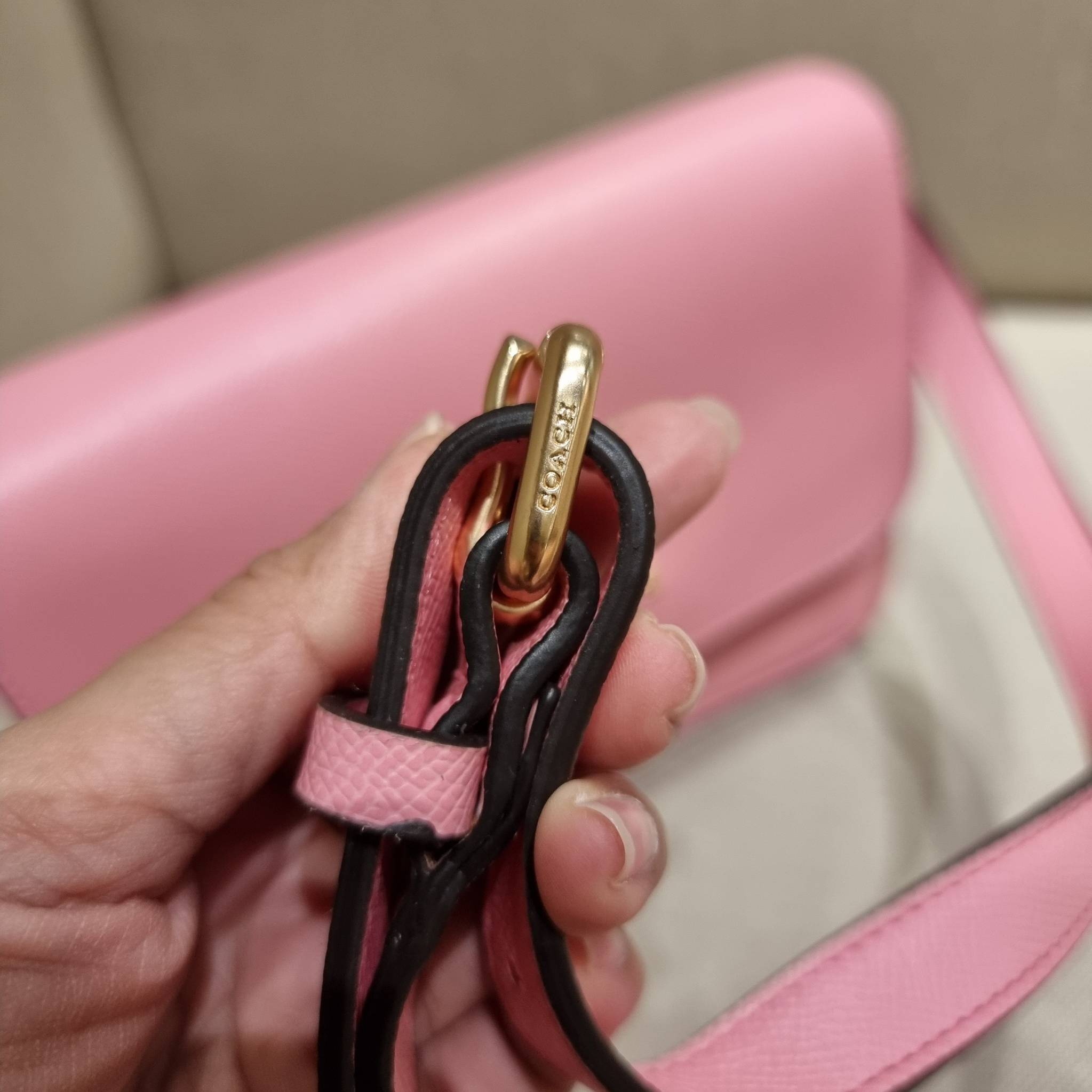 COACH C5632 BRYNN FLAP CROSSBODY แซ่บที่สุด ใหม่ที่สุด!! คอลเลคชั่นใหม่!! มองยังไงก็หลงรักละสายตาไม่ไหว กระเป๋าสะพายข้างลุคไฮน์ ที่ดีไซน์ออกมาได้ปัง และดูแพงมากๆ ด้วยดีเทลคลาสสิค รูปทรงใช้งานง่าย เรียบๆแต่มีดีเทล วัสดุหนัง crossgrain สวยคม!!! เปิด-ปิดด้วย