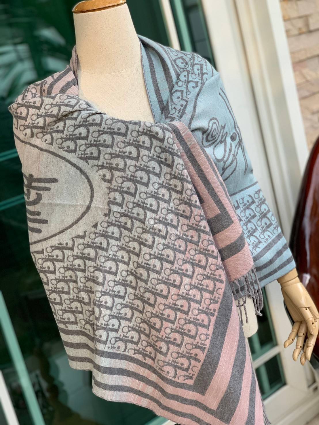 CHRISTIEN DIOR PARIS SILK SCARF สุดเอ็คเซ็คคลูทีฟกับแบรนด์ดังจากปารีส ด้วยงานพรีเมี่ยมกิ้ฟ ส่งมอบความรู้สึกดีๆให้กับคนที่คุณรัก ในรูปแบบผ้าพันคอและผ้าคลุมไหล่ผืนใหญ่ให้ความอบอุ่น ถักทอด้วยผ้าcashmere สีสันสุภาพเข้าได้กับเสื้อผ้าทุกเฉดสี มาพร้อมกล่องแบรนด์