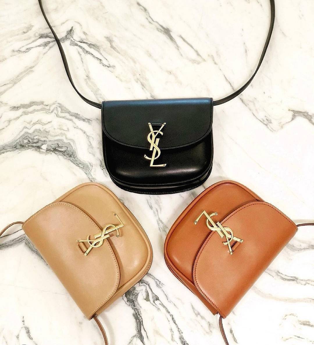 VIP 🥂 สีใหม่พร้อมส่ง! Saint Laurent Kaia Small YSL Plaque Leather Cross Body Bag / YVES SAINT LAURENT YSL BAG VIP วัสดุ Calfskin หนังเรียบอยู่ทรงเปิดปิดด้วยฝาปิดโลโก้แบรนด์อะไหล่ทอง ภายในโล่งมีโลโก้และช่องย่อยสามารถใส่มือถือของใช้จุกจิกได้เยอะ สาย