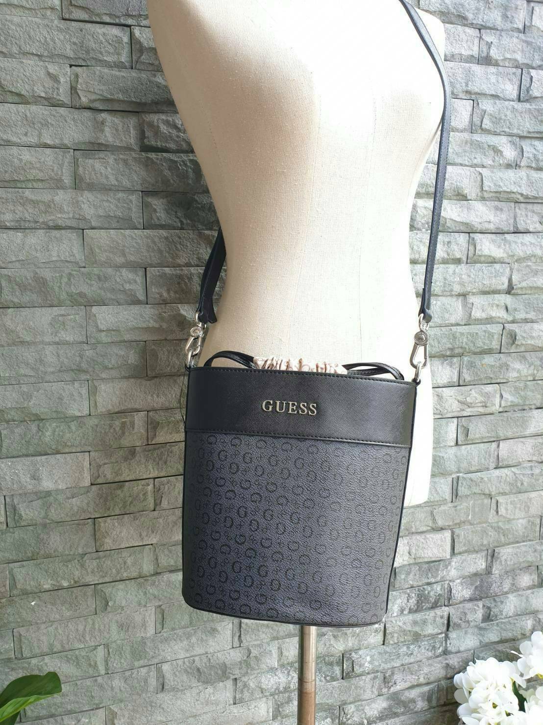 3สี Guess Bucket Bag กระเป๋ารุ่นใหม่ล่าสุด อวดไอเทมแสนเก๋กับกระเป๋าทรงถังสุดน่ารัก พิมพ์ลายรอบใบ วัสดุ Saffiano PU คุณภาพดี นิ่ม น้ำหนักเบา ด้านหน้าประดับด้วยโลโก้แบรนด์สวยโดดเด่น เปิดปิดด้วยเชือกหนังใช้หูรูดปลายเชือกประดับอะไหล่เงินสะดวกใช้ ด้านในโล่งกว้