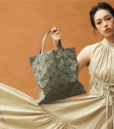 BAO BAO ISSEY MIYAKE LUCENT ONE-TONE กระเป๋า Bao Bao จากแบรนด์ดัง Issey Miyake แบรนด์แฟชั่นจากประเทศญี่ปุ่น ซึ่งมีสินค้ามากมายไม่ว่าจะเป็นเสื้อผ้า นาฬิกา น้ำหอม และที่ขาดไม่ได้นั่นก็คือ กระเป๋า Bao Bao ที่มีความพิเศษในเรื่องของวัสดุและดีไซน์ที่ครองใจสถาปน