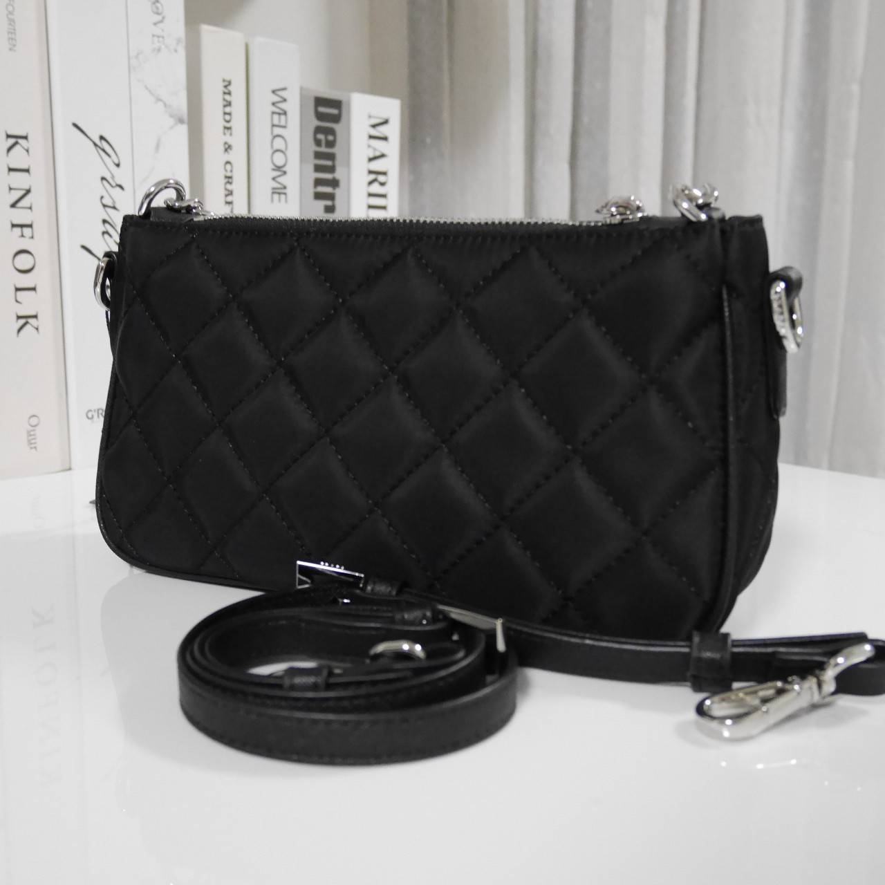 PRADA Tessuto Nylon Crossbody Bag ✨ กระเป๋าผ้าไนล่อนลายตาราง ขนาดกำลังดีกำลังน่ารักเลยค่ะ เหมาะกับการใช้เป็น EVERYDAY LOOK สุดๆ ใบนี้ห้ามพลาดเลย