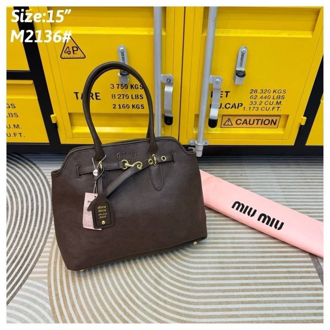 MIU MIU Aventure nappa leather bag กระเป๋าถือใบใหญ่ รุ่นใหม่สวยเก๋สุดชิค ทรงเก๋ ใช้งานง่าย เรียบหรูดูลัคชูสุดๆ เป็นไอเท็มที่ถือแล้วดูมีเทสมากกก