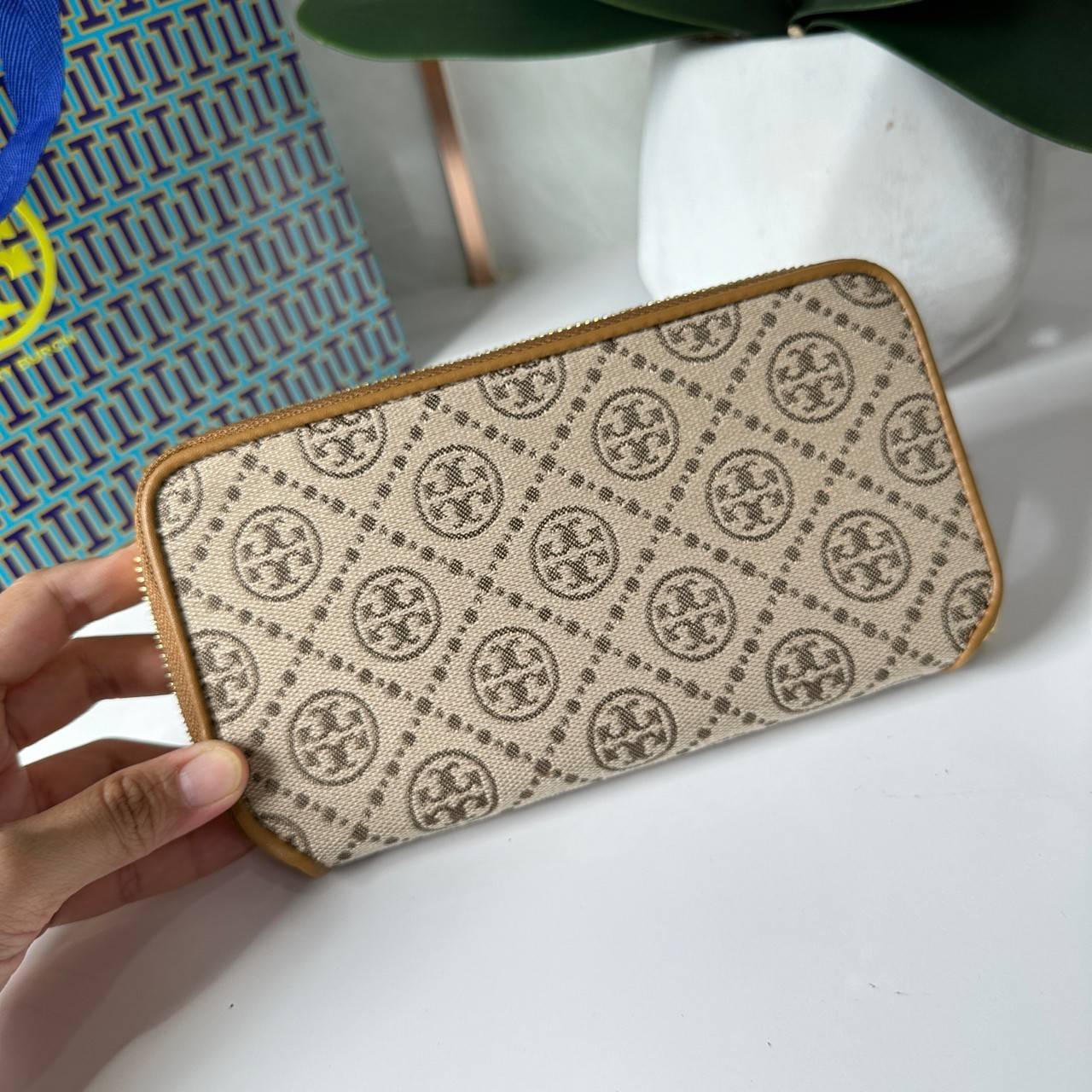 TORY BURCH T MONOGRAM JACQUARD ZIP CONTINENTAL WALLET 79383 กระเป๋าสตางค์ผ้าแคนวาสลายโมโนแกรมตัว T