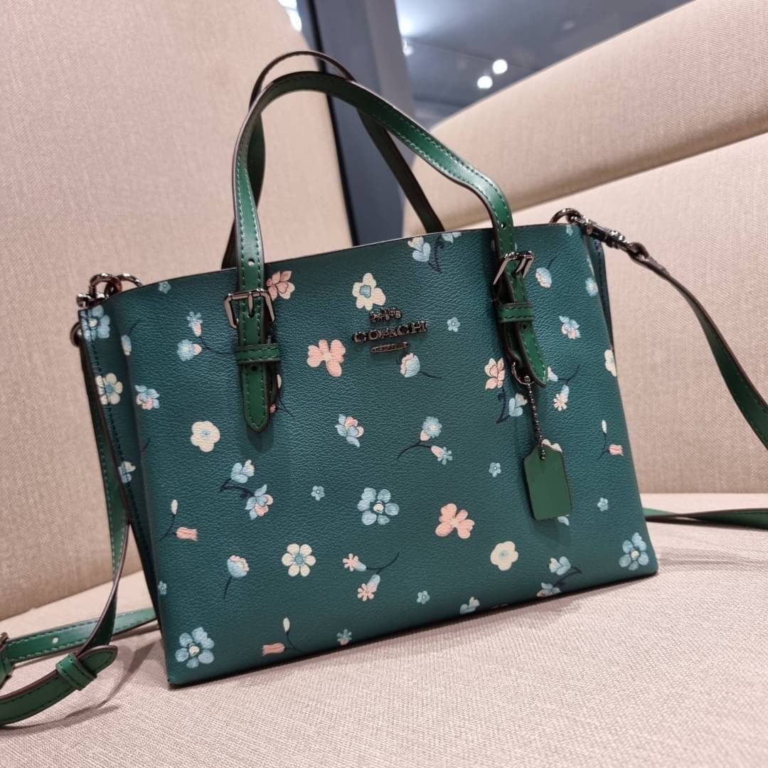 COACH C8613 MOLLIE TOTE 25 WITH MYSTICAL FLORAL PRINT คอลใหม่ล่าสุด ยังไม่เข้า shop ไทย สวยๆแบบไม่ต้องรอพรีฯให้ยาวนาน กับกระเป๋าโท้ทไซส์เล็กที่สาวๆต่างก็ต้องปักใจรัก สวยสมใจ ดีไซน์ลวดลายดอกไม้ คละเคล้าเต็มใบ สีสันสดใส น่าใช้สุดๆ วัสดุหนังแคนวาส ภายในโล่งก