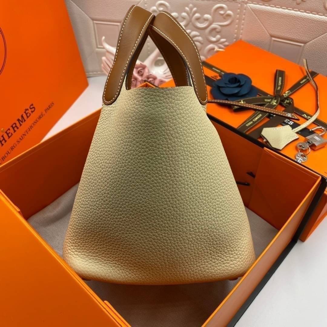หนังแท้ Hermes Picotin Lock 18 bag กระเป๋าถือแบรนด์หรูระดับโลก งานเกรดออรินอล หนังแท้ทั้งใบ หนังมีลายทอริลลอนคล้ายของจริง มาพร้อมตัวล็อคเคลลี่ Kelly lock รูปทรงเรียบแต่หรู ใช้งานได้ทุกโอกาส ถือง่าย ใช้งานง่าย ภายในโล่งกว้าง ภาพสินค้าถ่ายจากงานขายจริง ใช้ง