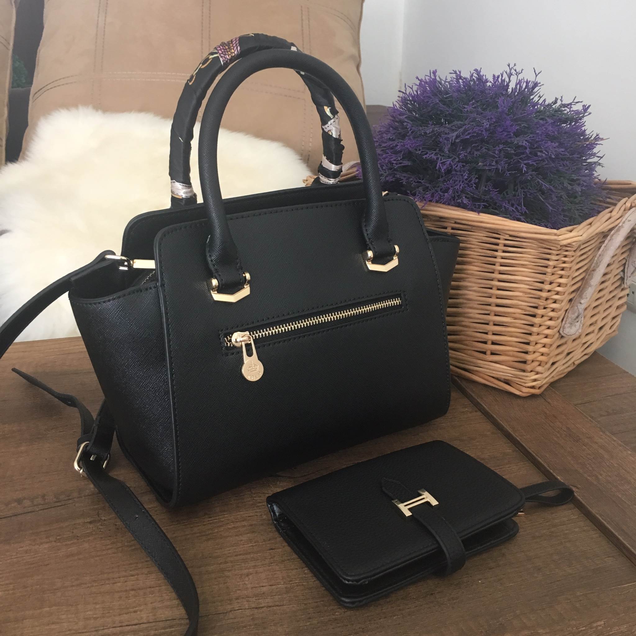 รุ่นใหม่ล่าสุด หนัง saffiano สวยมากๆค่า รุ่น KEEP Infinite office bag สวย น่ารัก ขนาดตอบทุกโจทย์การใช้งาน เห็นแล้ว หลงรักเลยคะ 🌲ตัวกระเป๋าขนาดกำลังดีหนังsaffiano ลายสวยที่สำคัญ ดูแลรักษาง่าย ประดับด้วยผ้าพันหูกระเป๋ารุ่นพิเศษ ทำให้กระเป๋าเก๋ ขึ้น 