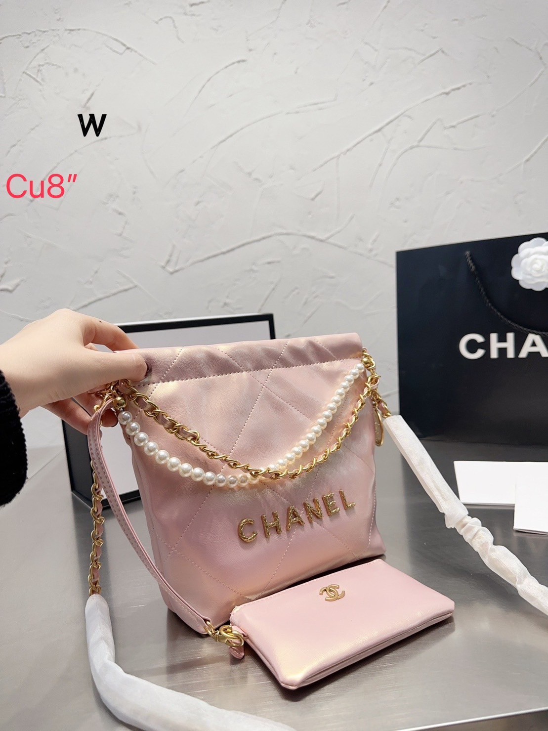 Chanel 22 mini bag with pearls 8" / Chanel Bag พร้อมส่ง กระเป๋าสะพาย สายโซ่อะไหล่ทองพร้อมสายมุกสวยหรู ทรงยอดฮิตในปี 2023 หิ้วหรือคล้องไหล่ได้ มาพร้อมกล่อง อปก ครบเซ็ท รอบนี้จัดราคาพิเศษสุดคุ้มค่ะ ใช้งานต่างประเทศได้ ภาพถ่ายจากงานขายจริง