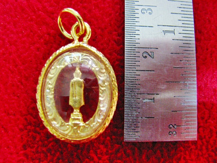 สินค้าหมดค่ะ จี้พระประจำวันเกิดวันพุธกลางวัน ปางอุ้มบาตร ล้อมเพชรเลี่ยมกรอบลายผ่าหวายทองไมครอนค่ะ