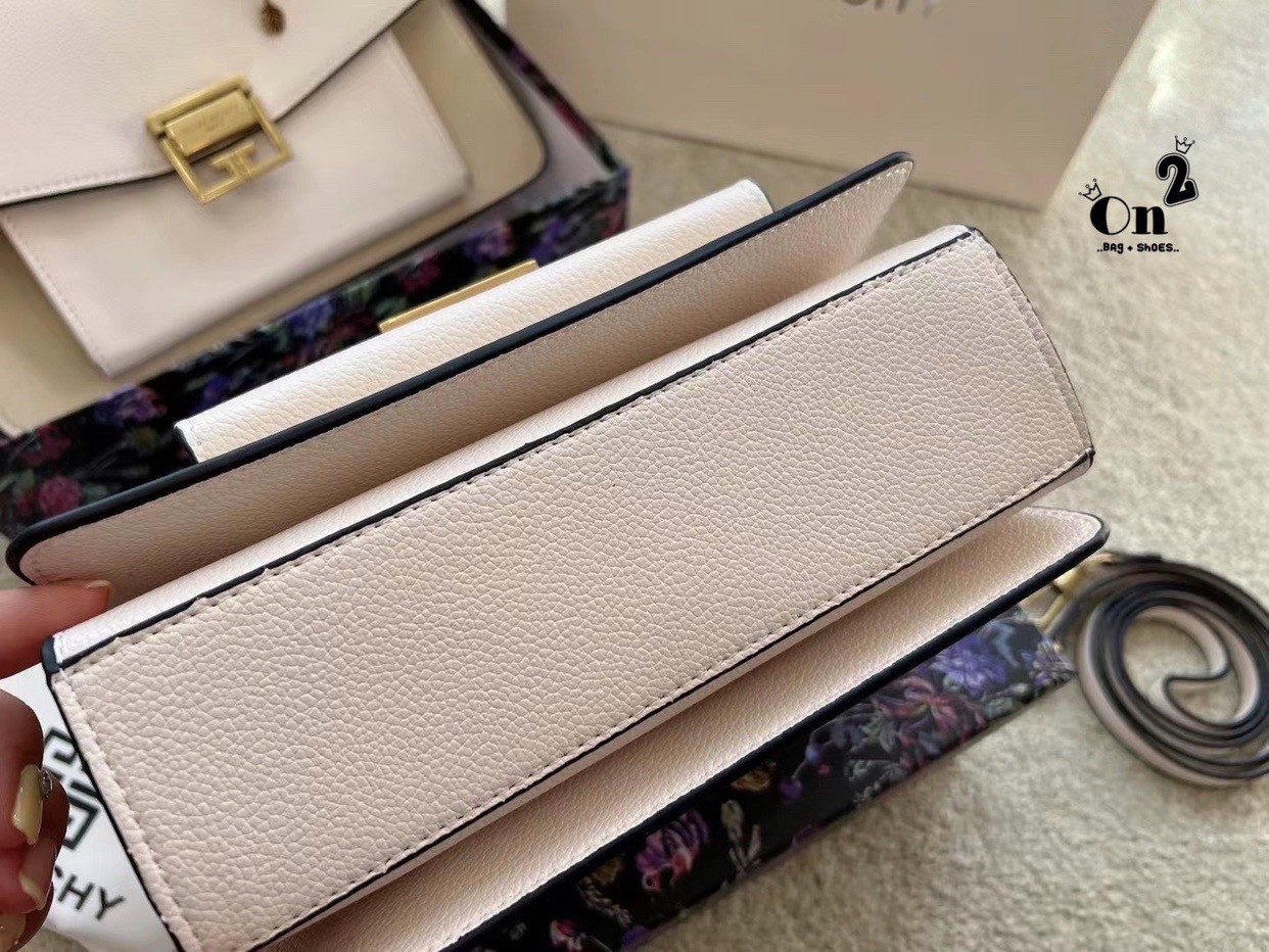 Givenchy GV3 Bag พร้อมส่งที่ไทย กับรุ่นยอดนิยม กระเป๋าสะพายหนังเรียบ เปิดหน้า อะไหล่ทอง งานสวยเป๊ะอะไหล่ปั้มทุกจุด เกรดมิลเลอร์สวยหรู ดูเป็นคนมีเทสดีเลยค่าา ดีไซน์คือสวยมีคลาส มีระดับสุดๆ พร้อมสายโซ่อะไหล่ทอง ละมุนตามากค่าา รุ่นนี้ขายดีมาก ได้มาน้อยด้วยนะ