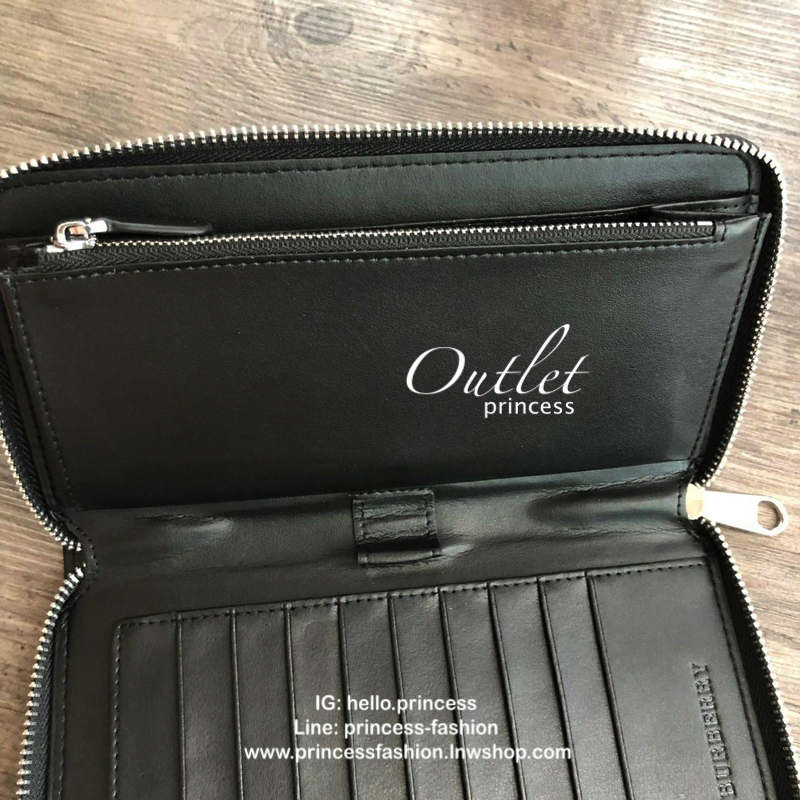 กระเป๋าสตางค์ใบยาวซิปรอบ BURBERRY ภายในมีช่องใส่ธนบัตร ช่องใส่บัตรหลายช่อง และมีช่องซิปสำหรับใส่เหรียญค่ะ