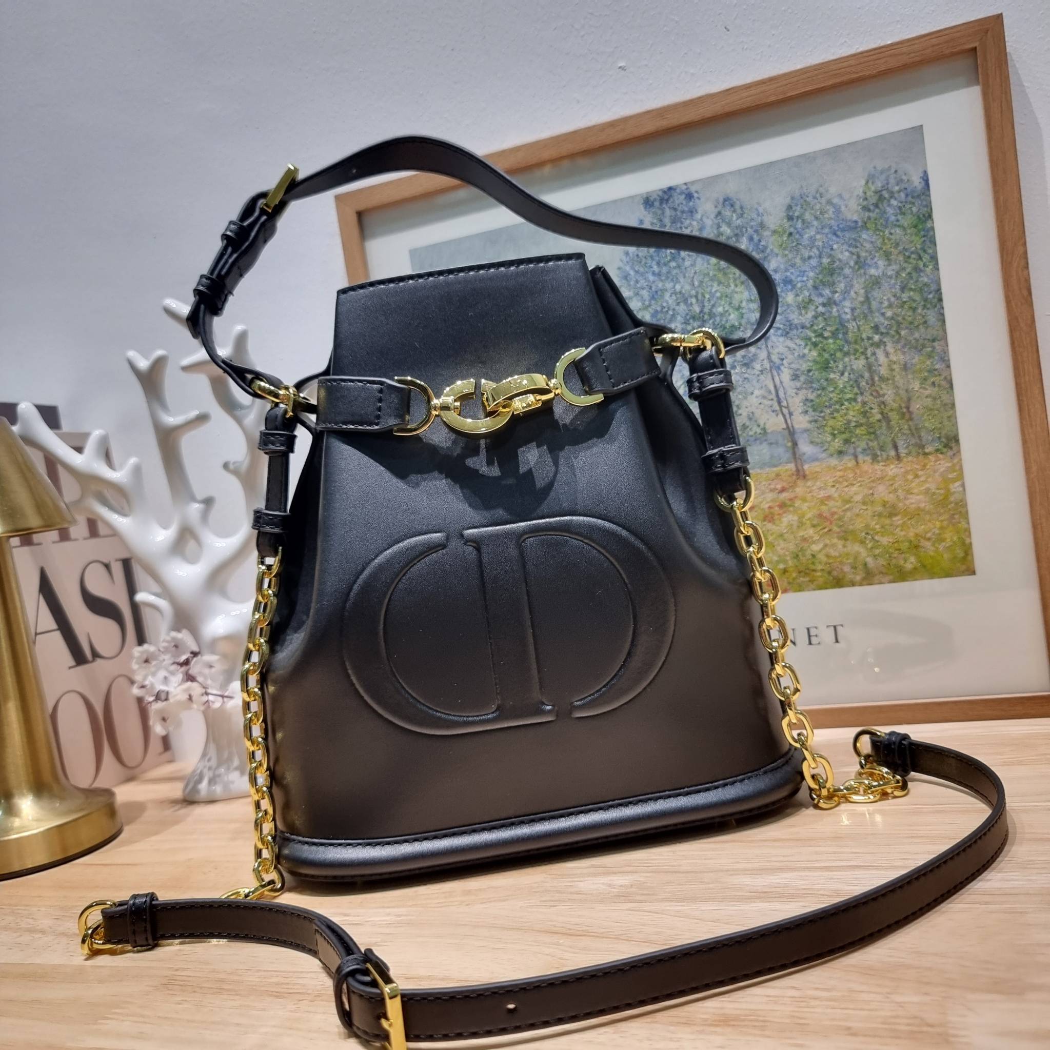 CD MEDIUM C'EST BAG 25cm / Dior bucket bag พร้อมส่ง กระเป๋าสะพายสุดคลาสสิค ดีไซน์หรู มีดีเทลสวยไม่ซ้ำใคร อะไหล่ออกแบบมาเป็นตัวซีดี