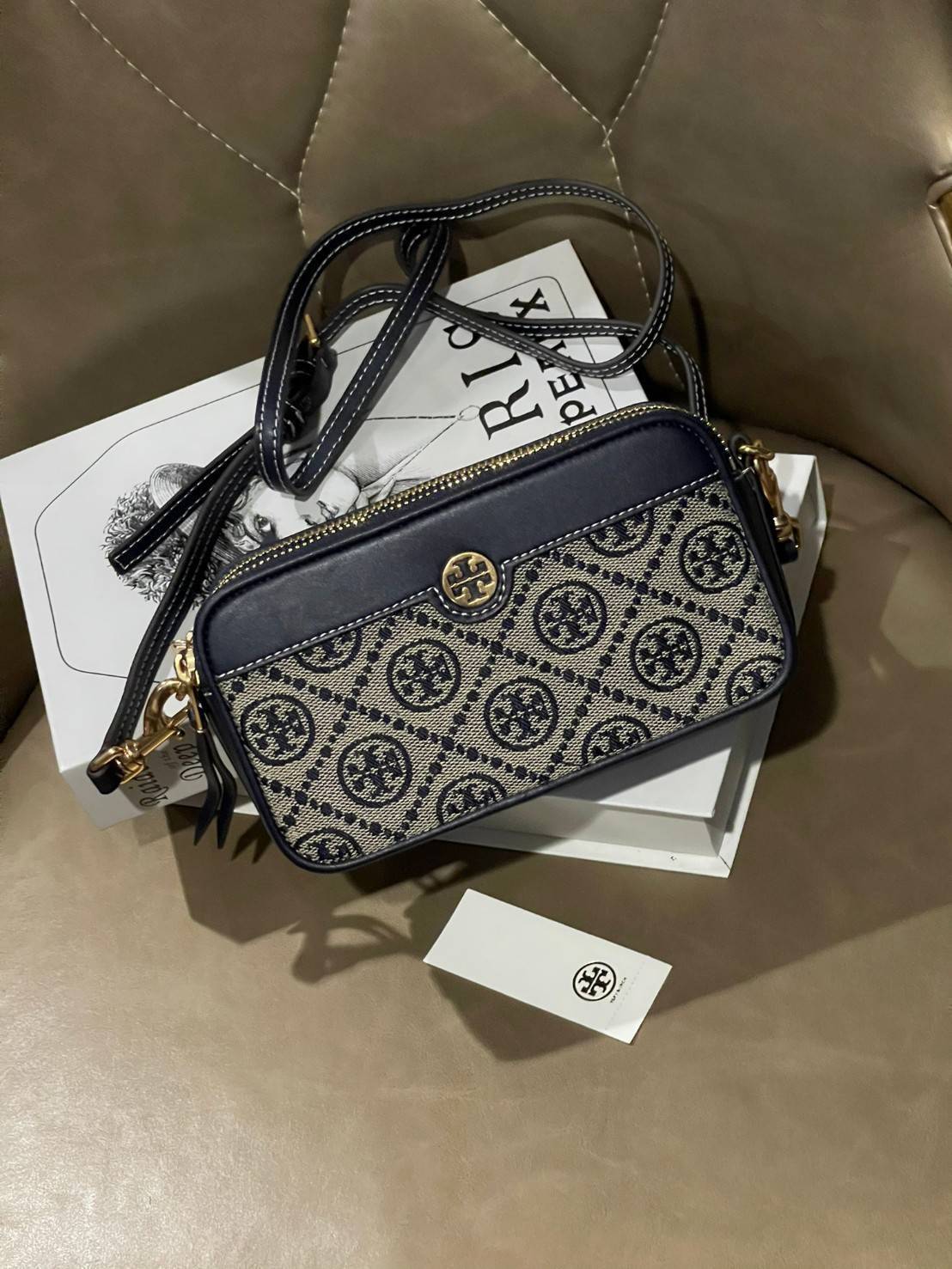 ของแท้ 💯% Tory burch t monogram jacquard double-zip mini bag พลาดไม่ได้กับTory burch ที่รนำเอาลวดลาย T Monogram มารังสรรค์ลงบนไอเท็มต่างๆ ในคอลเล็กชั่นการทอลายแบบแจ็กการ์ดสุดประณีต