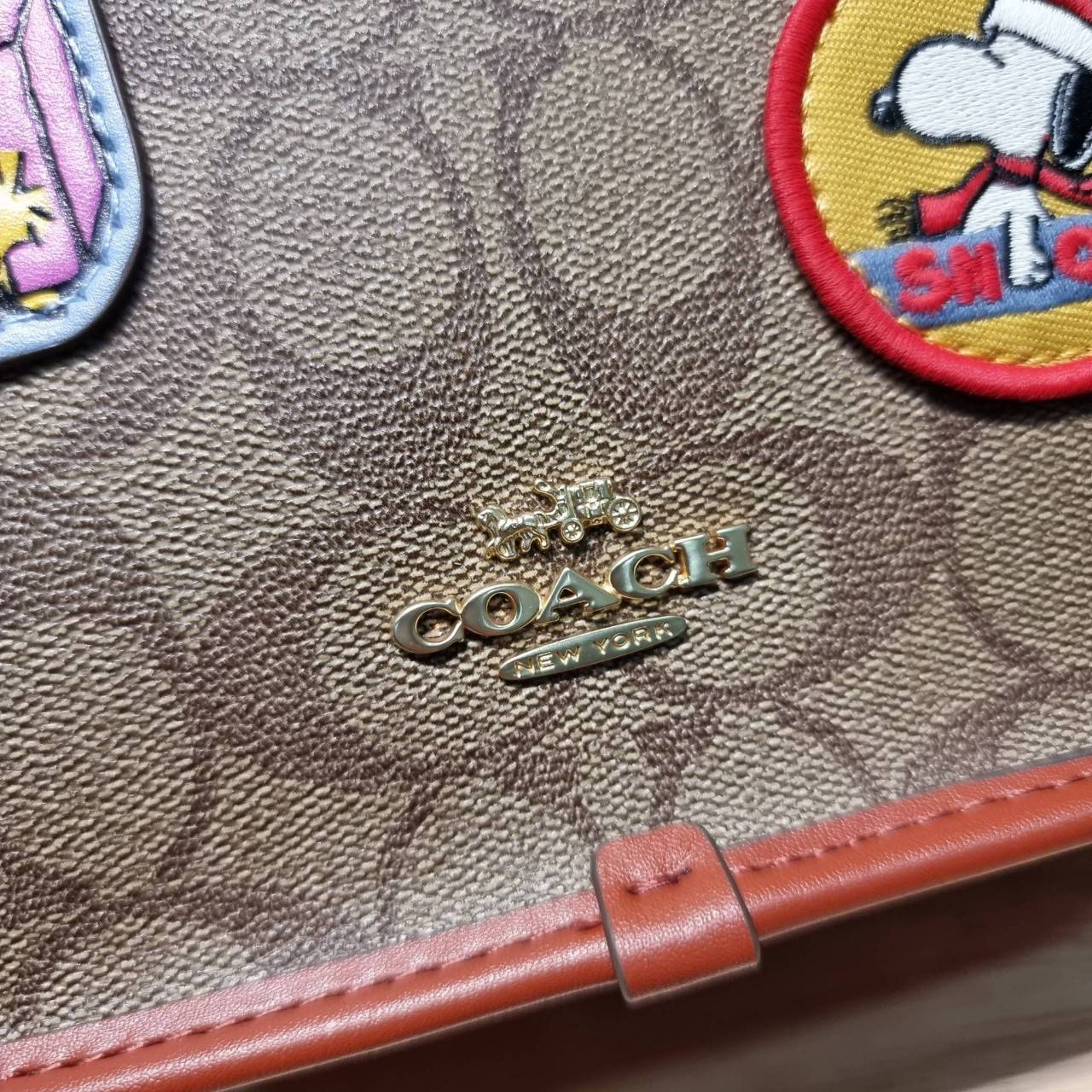CE847 COACH x PEANUTS LUNCH PAIL IN SIGNATURE CANVAS WITH PATCHES คอลเลคชั่นใหม่ น่ารักน่าใช้ กับกระเป๋าสะพายสวยอยู่ทรง ดีไซน์ตกแต่งแพทช์ลวดลายการ์ตูนยอดฮิต