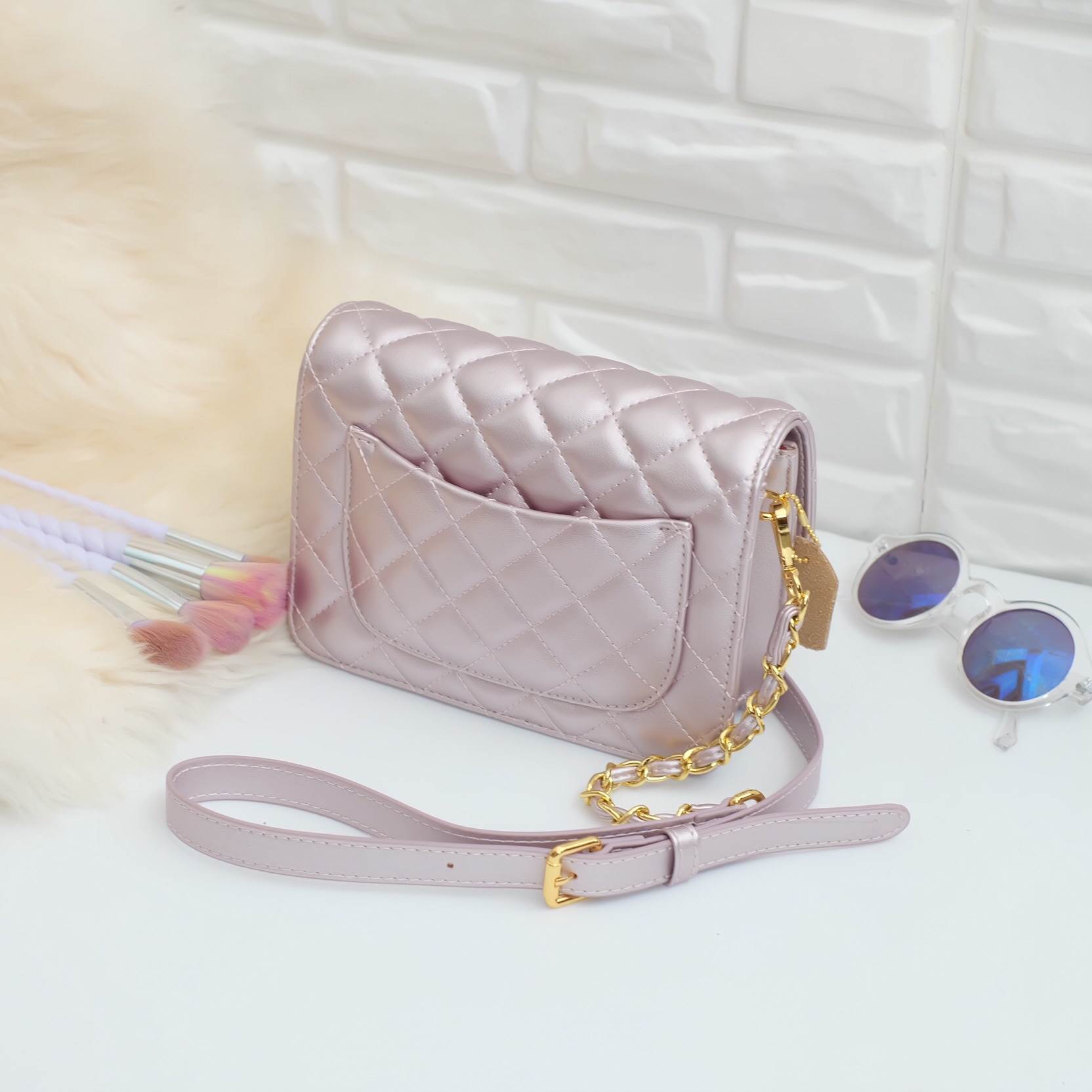 สีใหม่ล่าสุด ( Rose Gold ) ทรงขายดีที่สุด KEEP รุ่น Florence Flat bag สี Limited เฉพาะปีนี้เลยค่า ( จำนวนจำกัด ) ตัวกระเป๋าหนังแกะสังเคราะห์ ลายหนังสวยมากๆคะ นิ่ม-ตึง สุดๆ รุ่นนี้ จะมี 2 ขนาด คือ mini และ classic ไซด์