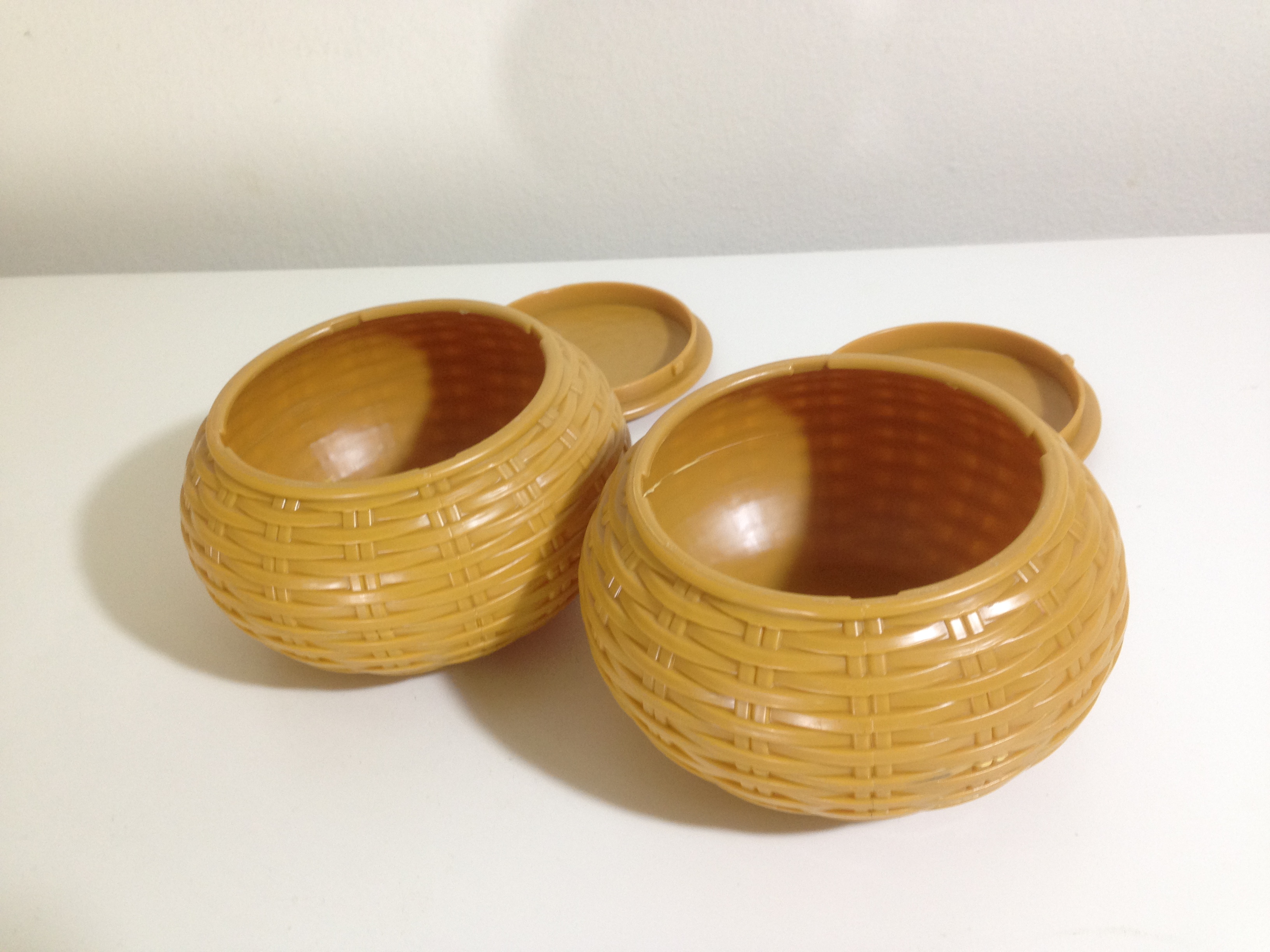 โถหมากล้อมพลาสติกลายสานหวาย